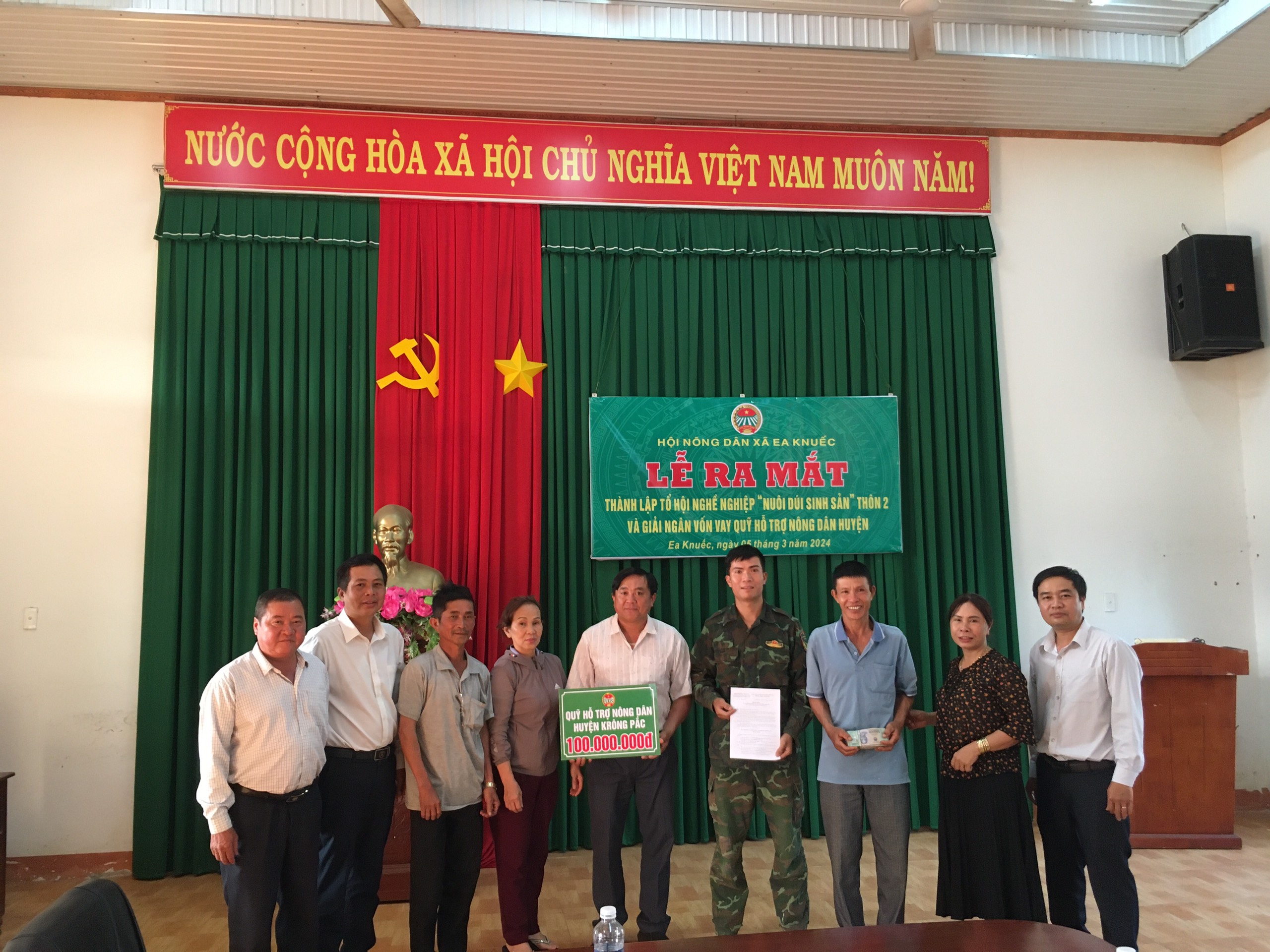 HỘI NÔNG DÂN XÃ EA KNUẾC RA MẮT TỔ HỘI NÔNG DÂN NGHỀ NGHIỆP “ NUÔI DÚI SINH SẢN ”