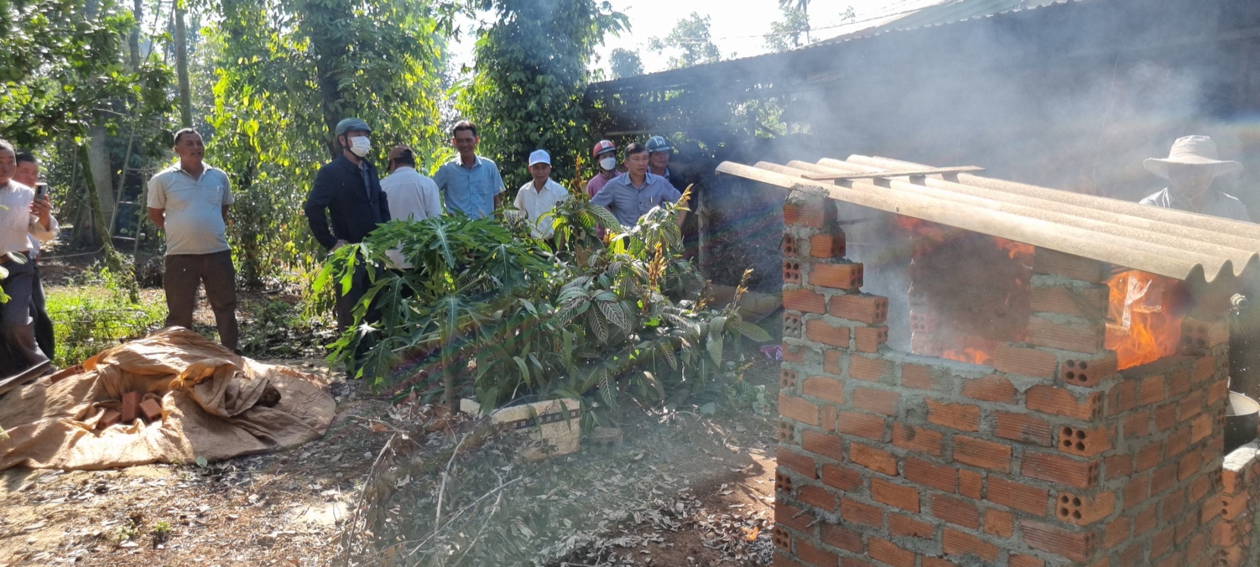 MÔ HÌNH LO ĐỐT RÁC HỘ GIA ĐÌNH XÃ EA KNUẾC CHÀO MỪNG KỶ NIỆM 120 NĂM THÀNH LẬP TỈNH ĐĂK LĂK.