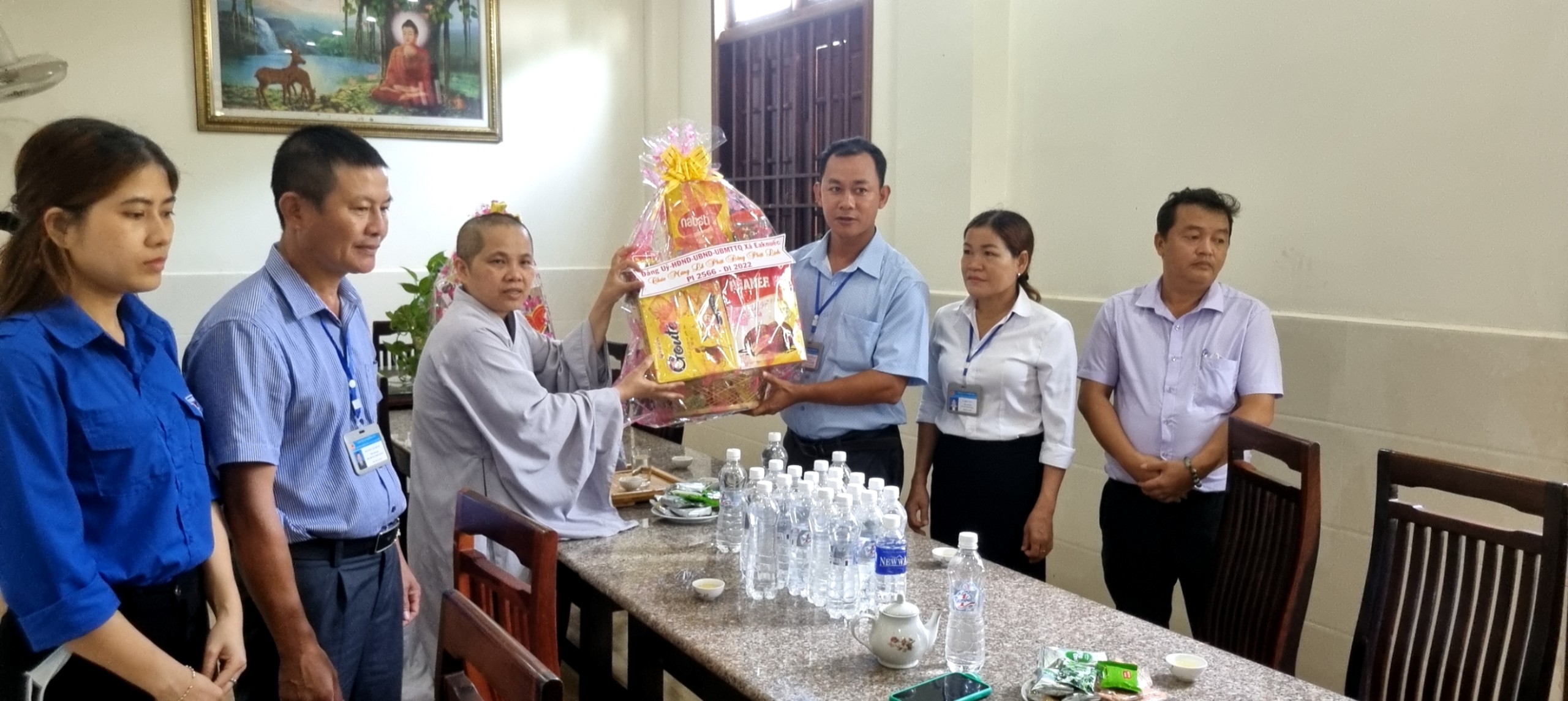 Lãnh Đạo Đảng ủy - HĐND - UBND - UBMTTQ và Các Đoàn Thể Xã Ea Knuếc Tổ Chức Thăm và Tặng Quà Nhân Dịp Lễ Phật Đản PL.2566 – DL.2022