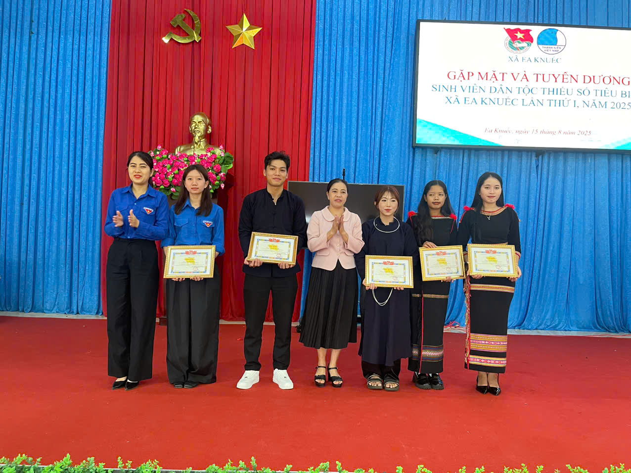 GẶP MẶT VÀ TUYÊN DƯƠNG SINH VIÊN DÂN TỘC THIỂU SỐ TIÊU BIỂU  XÃ EA KNUẾC LẦN THỨ I NĂM 2025
