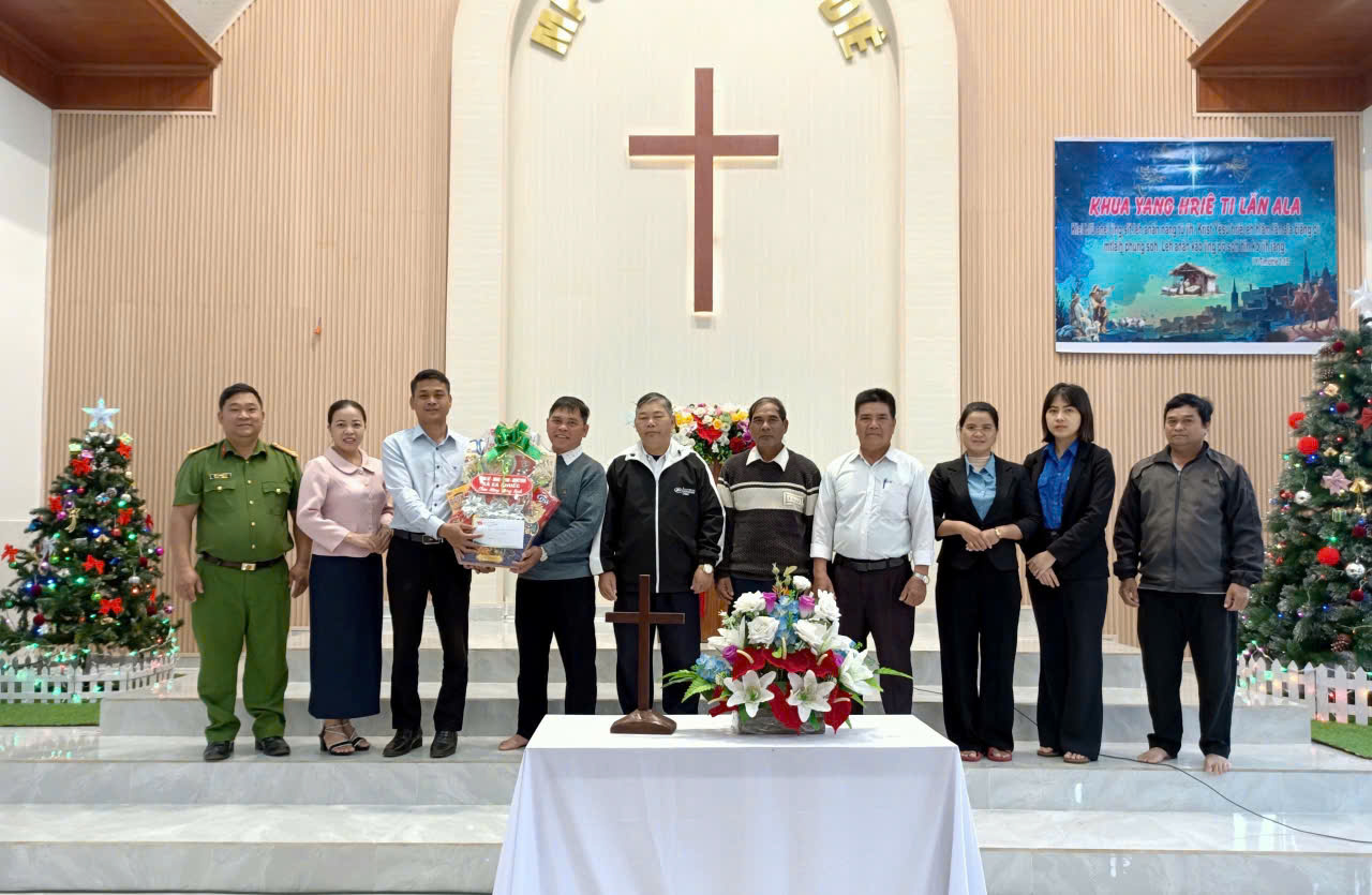 Xã Ea Knuếc tặng Quà Các Cơ Sở Tôn Giáo Nhân Dịp Lễ Giáng Sinh Năm 2025