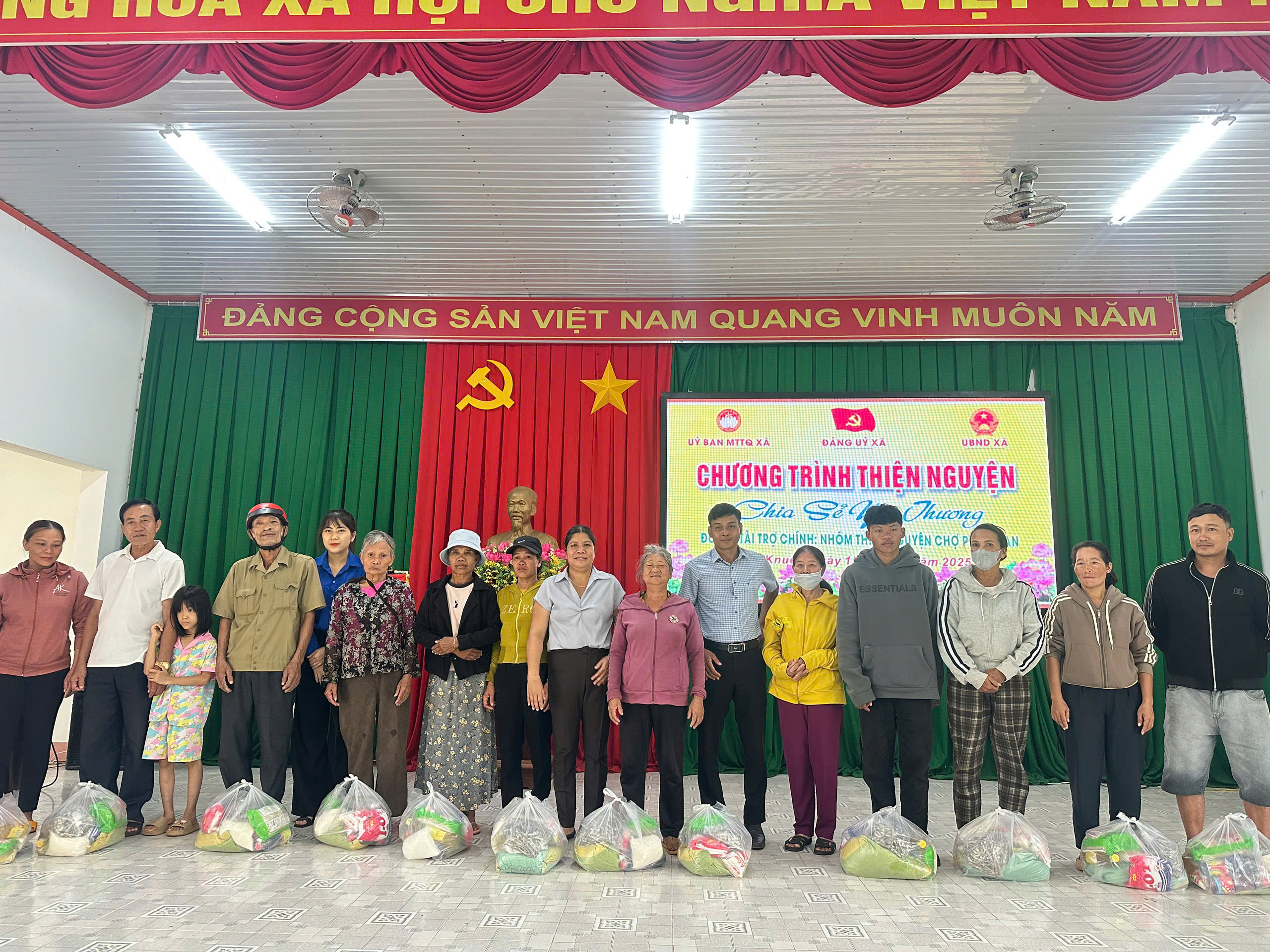 MẶT TRẬN TỔ QUỐC XÃ EA KNUẾC TẶNG QUÀ CHO  CÁC HỘ CẬN NGHÈO, HỘ CÓ HOÀN CẢNH KHÓ KHĂN