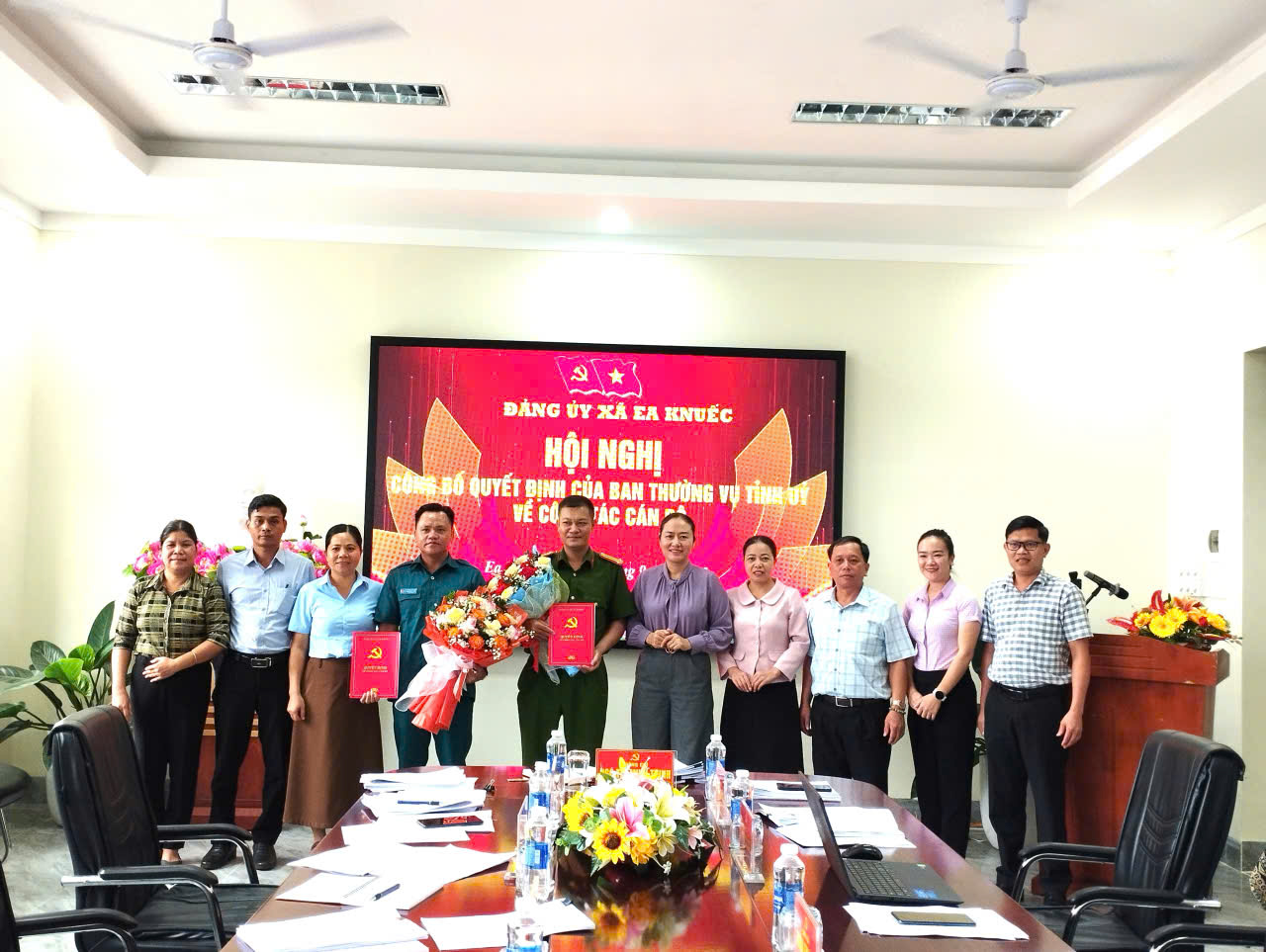 ĐẢNG ỦY XÃ EA KNUẾC TỔ CHỨC LỄ TRAO QUYẾT ĐỊNH  CHỈ ĐỊNH THAM GIA BAN CHẤP HÀNH, BAN THƯỜNG VỤ ĐẢNG ỦY XÃ