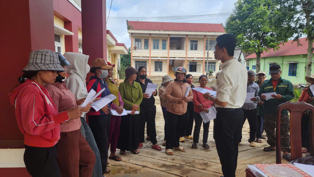 PHÒNG KINH TẾ PHỐI HỢP BAN QUẢN LÝ DỰ ÁN SACCR HỖ TRỢ PHÂN BÓN CHO BÀ CON TRONG BUÔN.