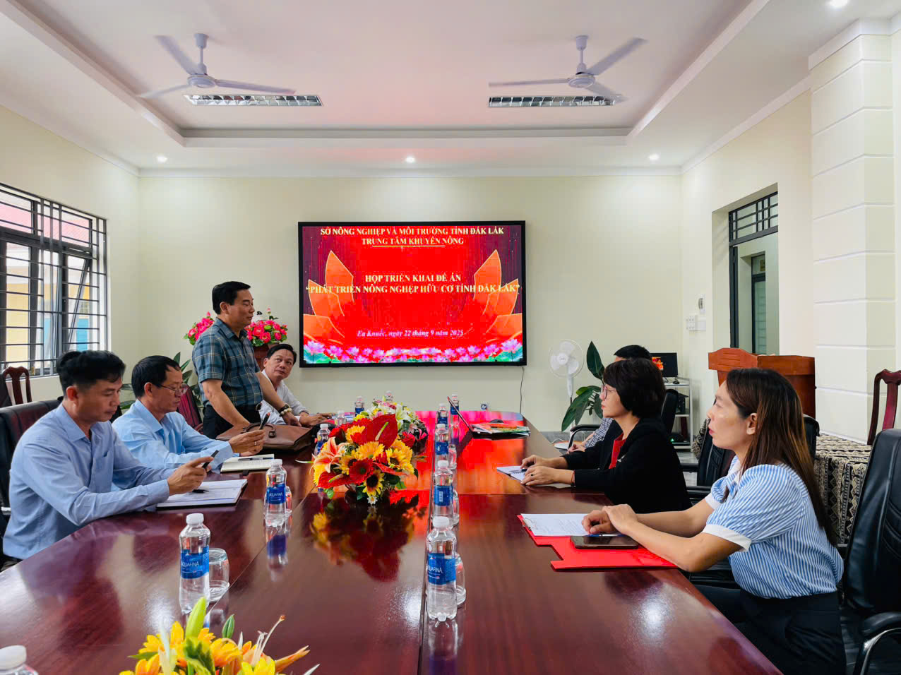 TRUNG TÂM KHUYẾN NÔNG TỈNH ĐẮK LẮK LÀM VIỆC VỚI XÃ EA KNUẾC VỀ ĐỀ ÁN PHÁT TRIỂN NÔNG NGHIỆP HỮU CƠ