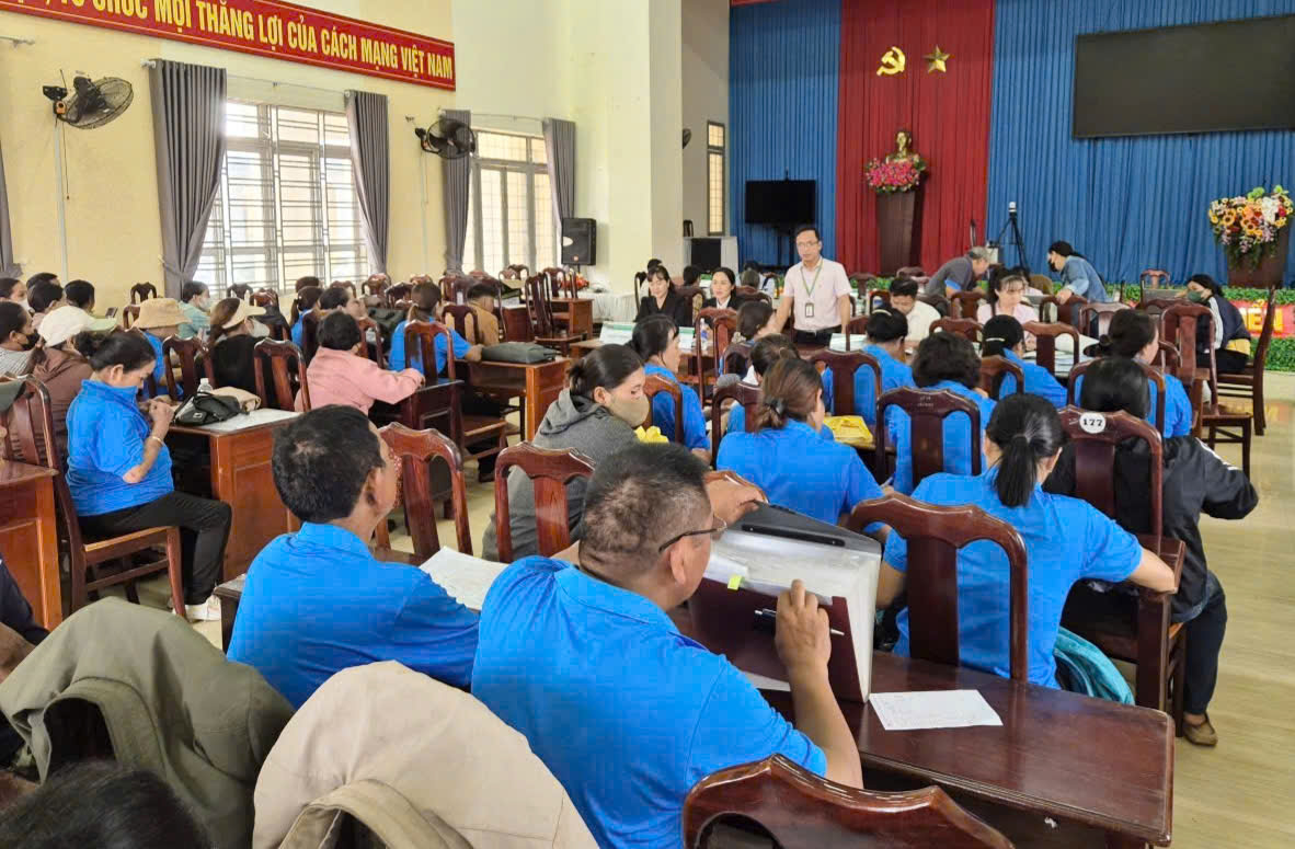 HỘI NÔNG DÂN XÃ EA KNUÊC THAM GIA PHIÊN GIAO DỊCH CÙNG VỚI NGÂN HÀNG CHÍNH SÁCH XÃ HỘI KRÔNG PĂC