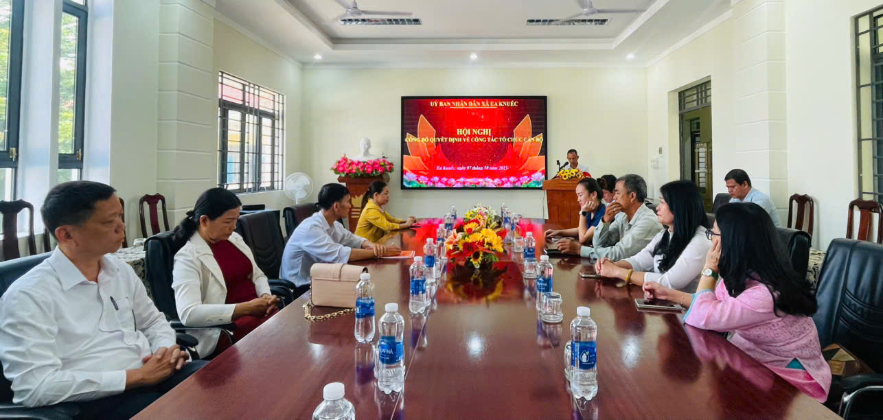 UBND xã Ea Knuếc Trao Quyết định bổ nhiệm lại 3 cán bộ, quản lý các trường học trên địa bàn xã.