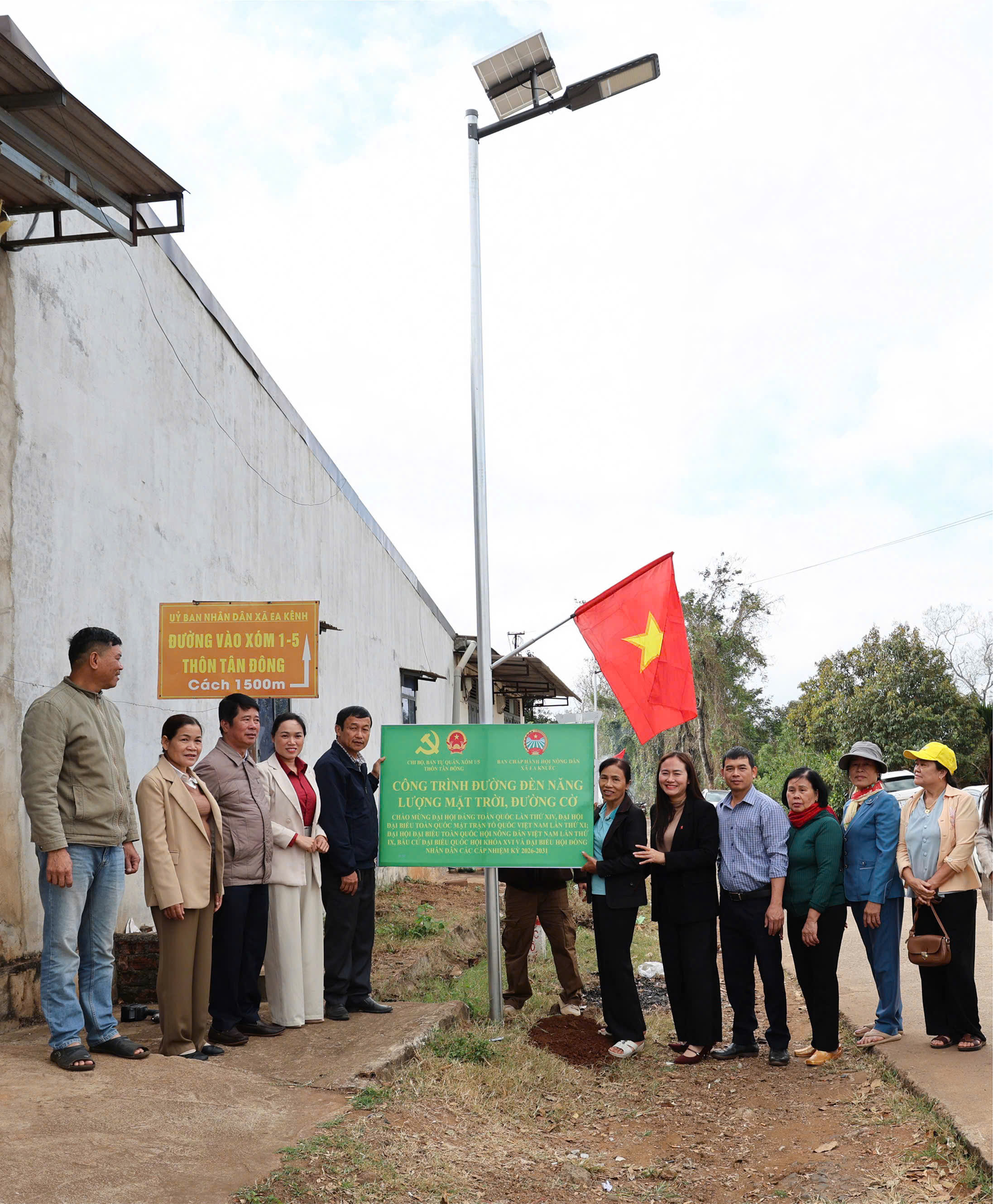 Ra mắt Công trình “Đoạn đường điện năng lượng mặt trời, đường cờ” tại khu vực xóm 1/5 thôn Tân Đông, xã Ea Knuếc.