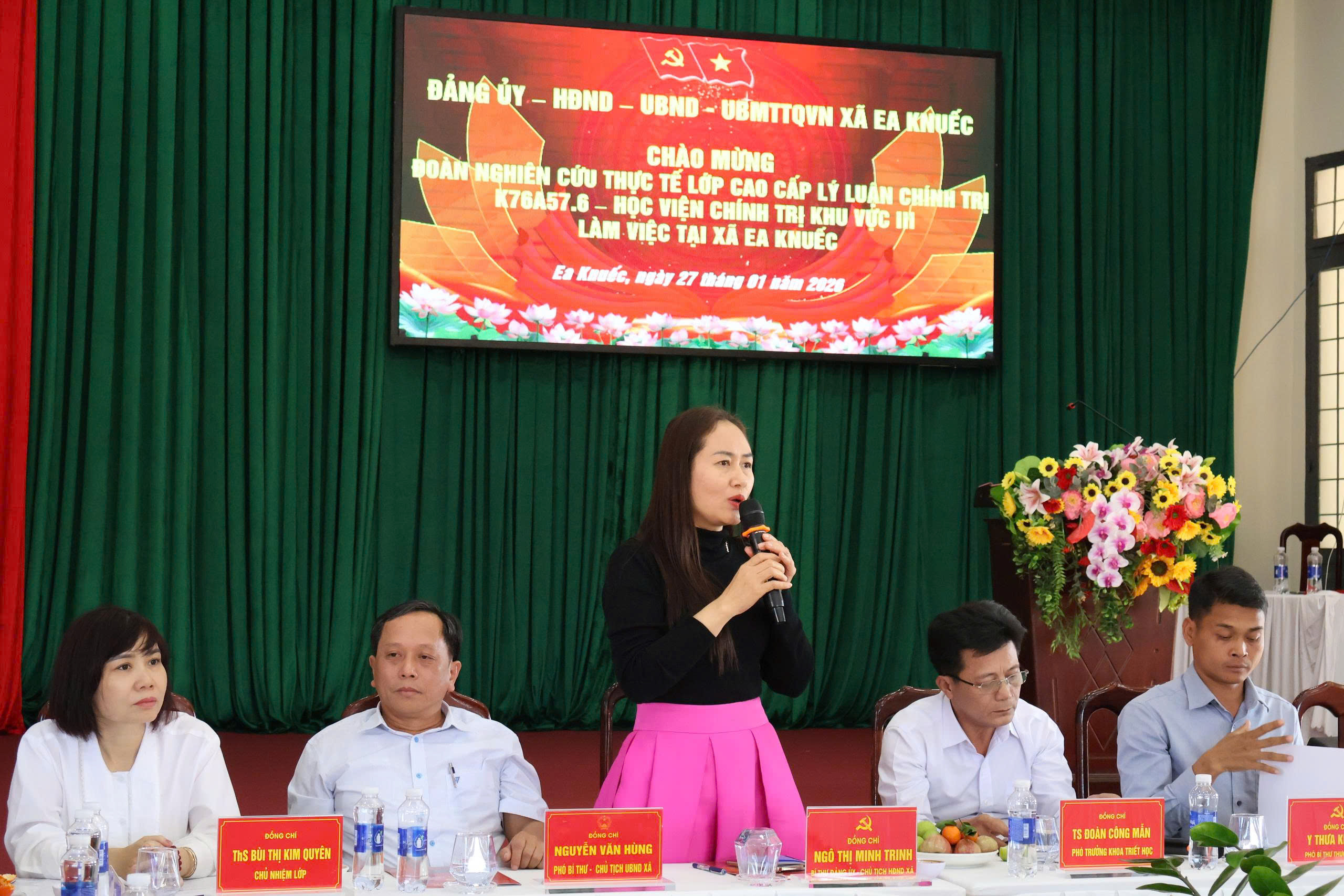 Đoàn nghiên cứu thực tế Lớp cao cấp lý luận K76A57.6 Học viện chính trị khu vực III làm việc tại xã Ea Knuếc