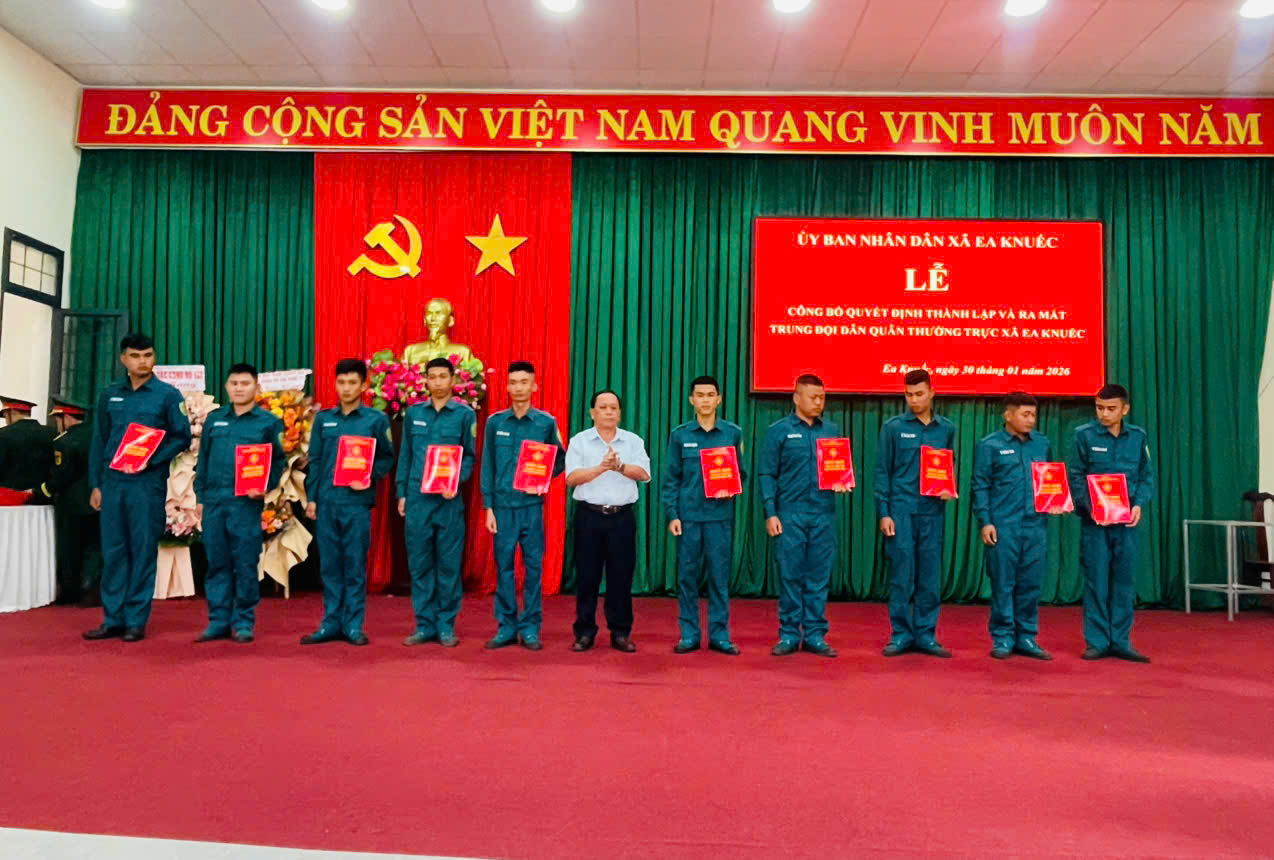 Ra mắt Trung đội dân quân thường trực xã Ea Knuếc