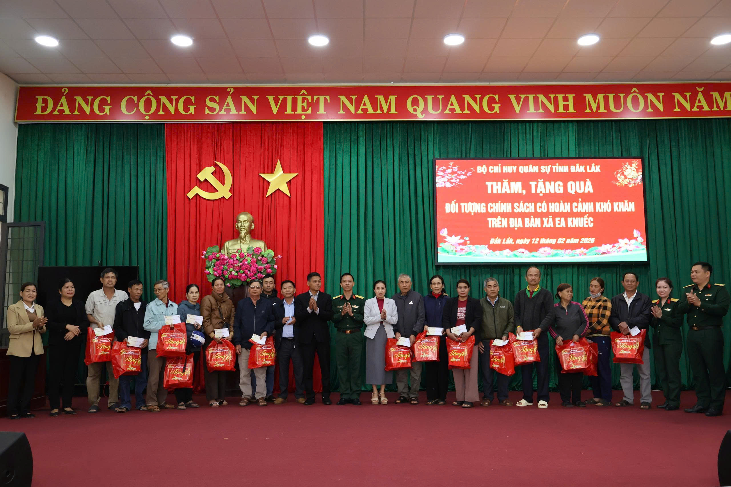 Bộ chỉ huy quân sự Tỉnh Đăk Lăk gặp mặt, thăm tặng quà người có công với Cách mạng và gia đình chính sách khó khăn nhân dịp Tết Nguyên đán Bính Ngọ 2026 trên địa bàn xã Ea Knuếc