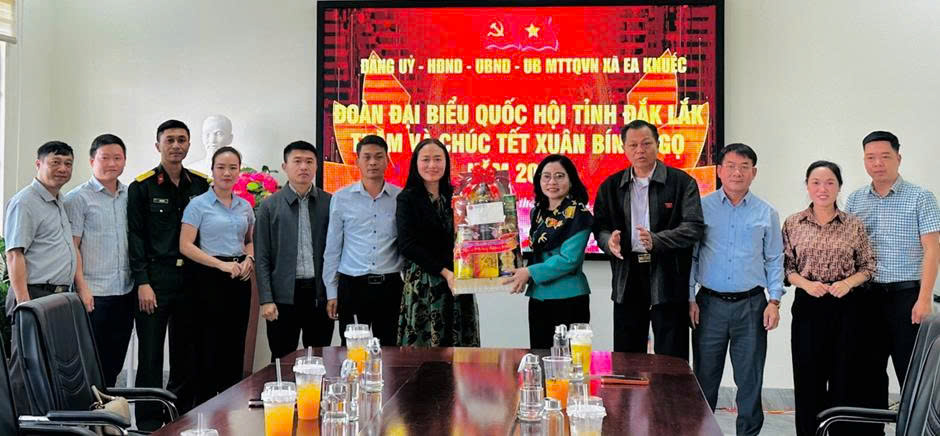 Đại biểu Quốc hội Nguyễn Thị Thu Nguyệt thăm, tặng quà Tết tại xã Ea Knuếc.