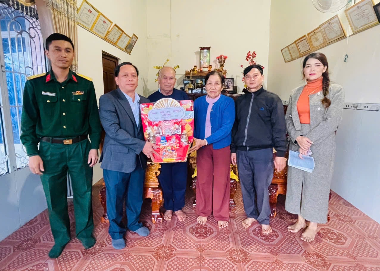 Lãnh đạo xã Ea Knuếc thăm, tặng quà Tết các gia đình chính sách trên địa bàn xã.