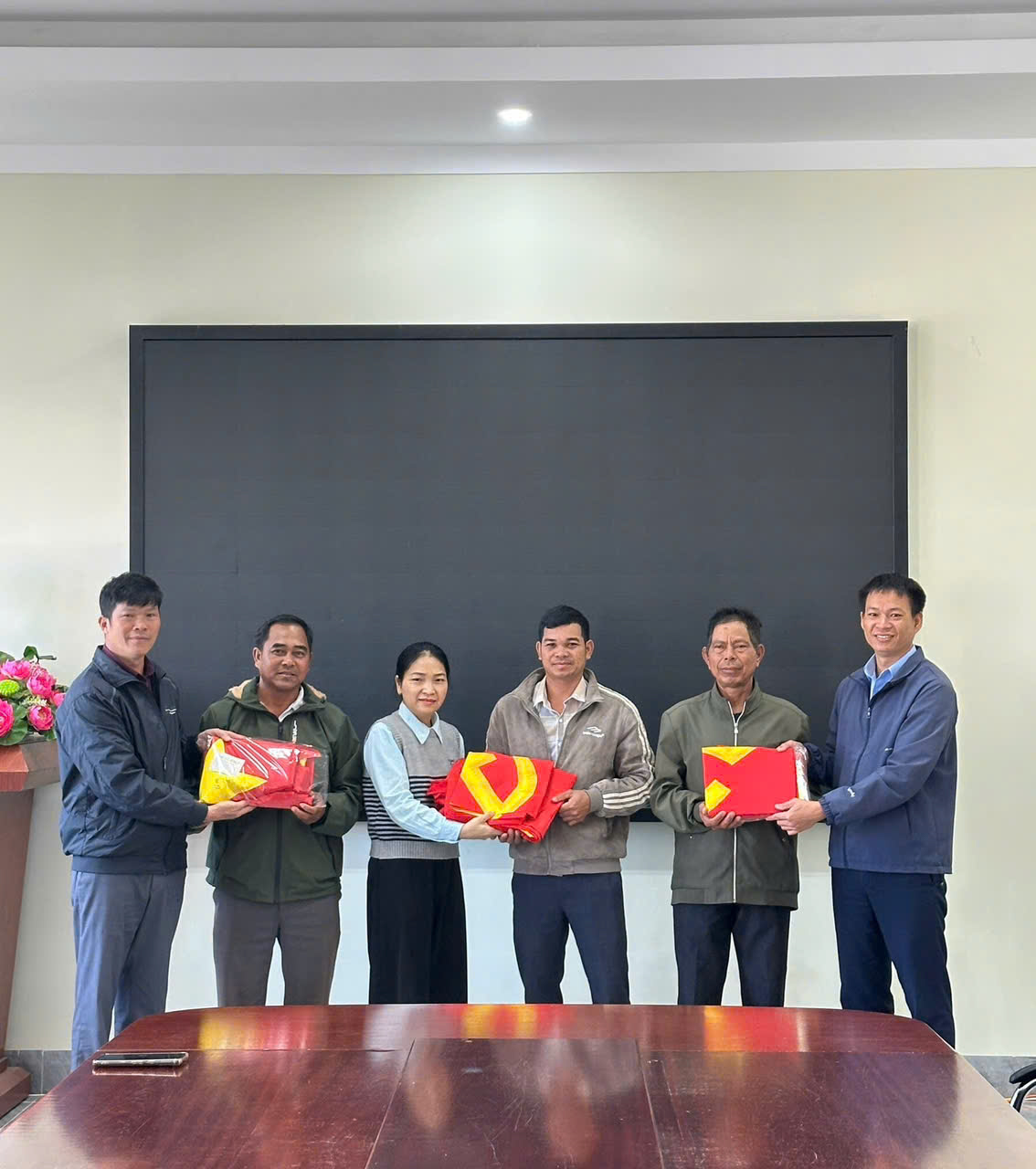 ỦY BAN KIỂM TRA ĐẢNG ỦY TẶNG CỜ ĐẢNG, CỜ TỔ QUỐC CHO  BUÔN KREH A, KREH B, EA NAIH