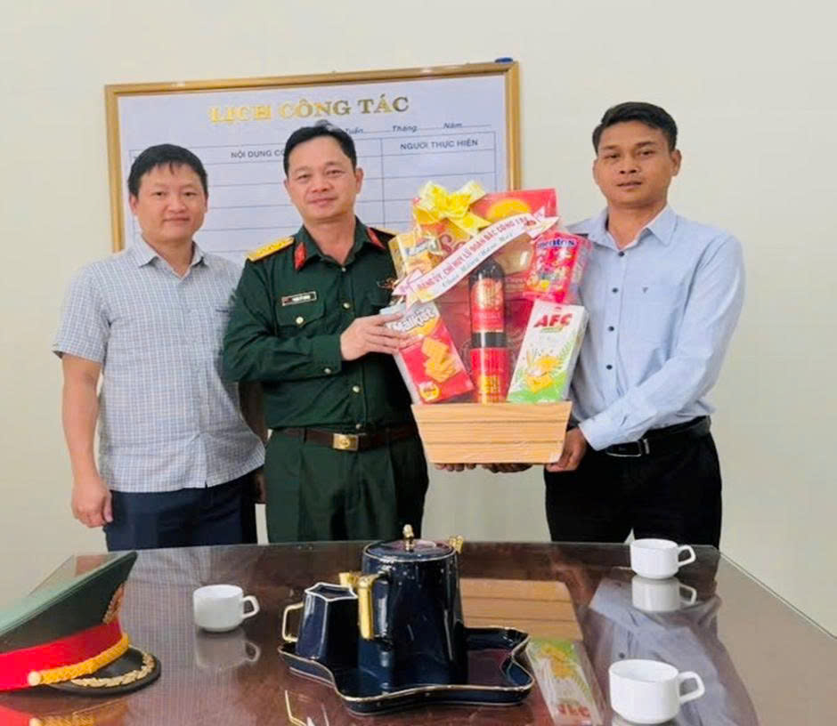 Lữ đoàn Đặc công bộ 198, thăm chúc tết xã Ea Knuếc.