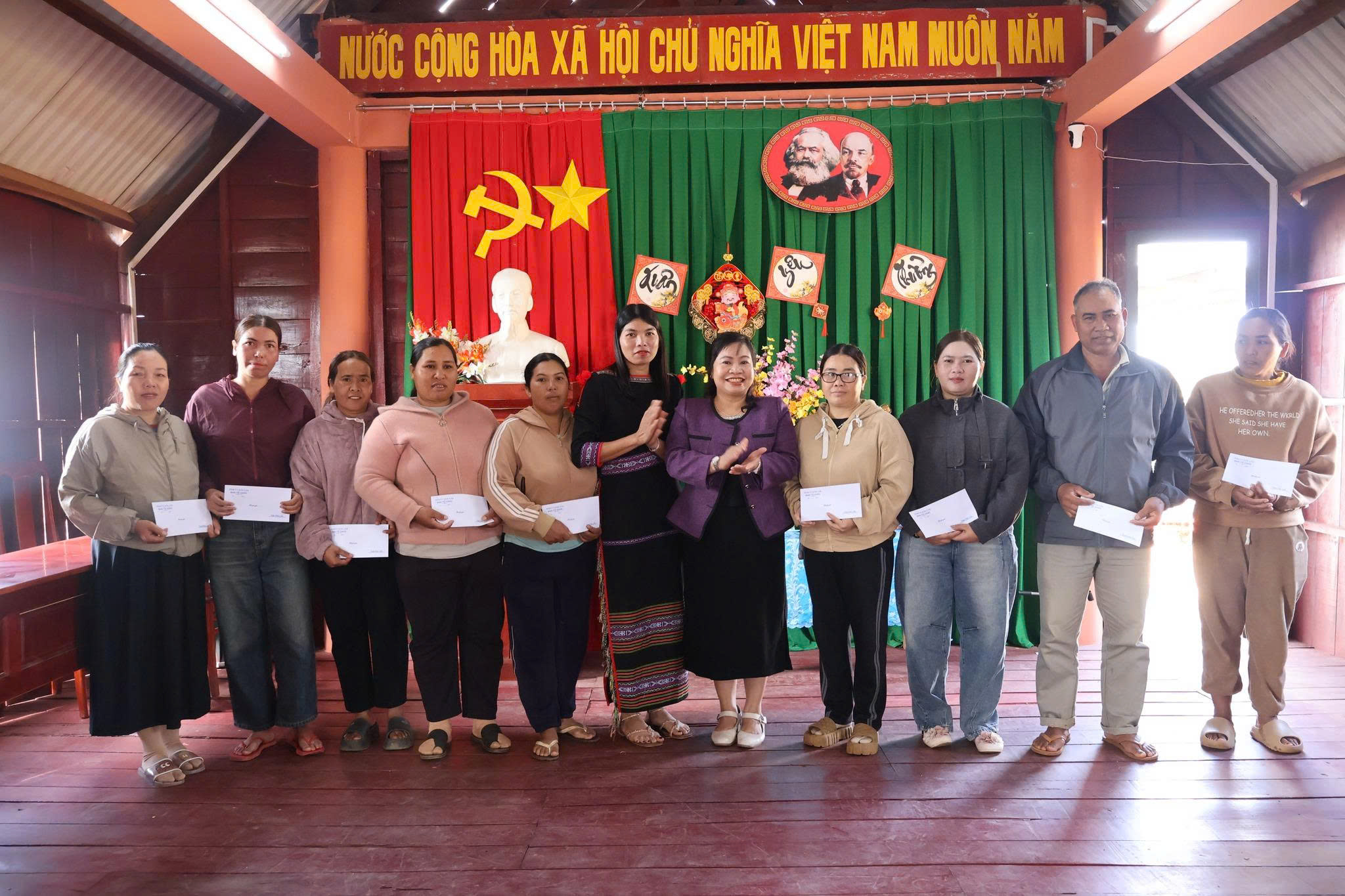 Ban tổ chức Tỉnh ủy thăm, tặng quà buôn kết nghĩa Buôn Briêng A và Buôn Briêng B