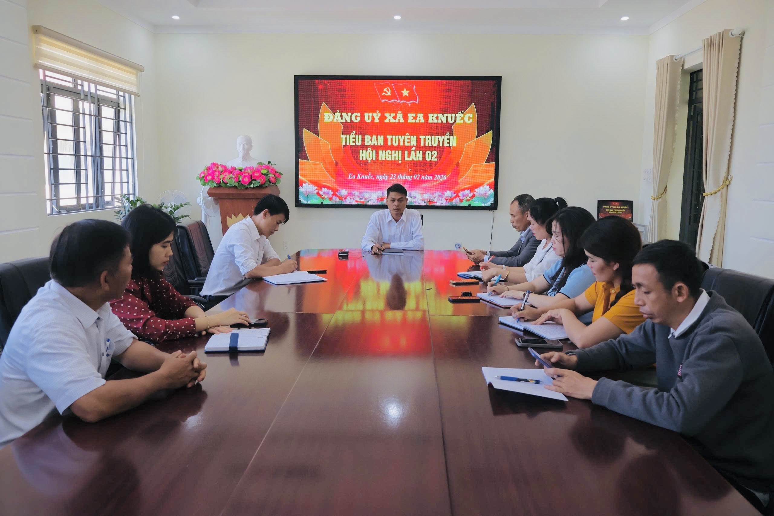 Tiểu ban thông tin, tuyên truyền ủy ban bầu cử xã Ea Knuếc họp triển khai công tác tuyên truyền bầu cử.