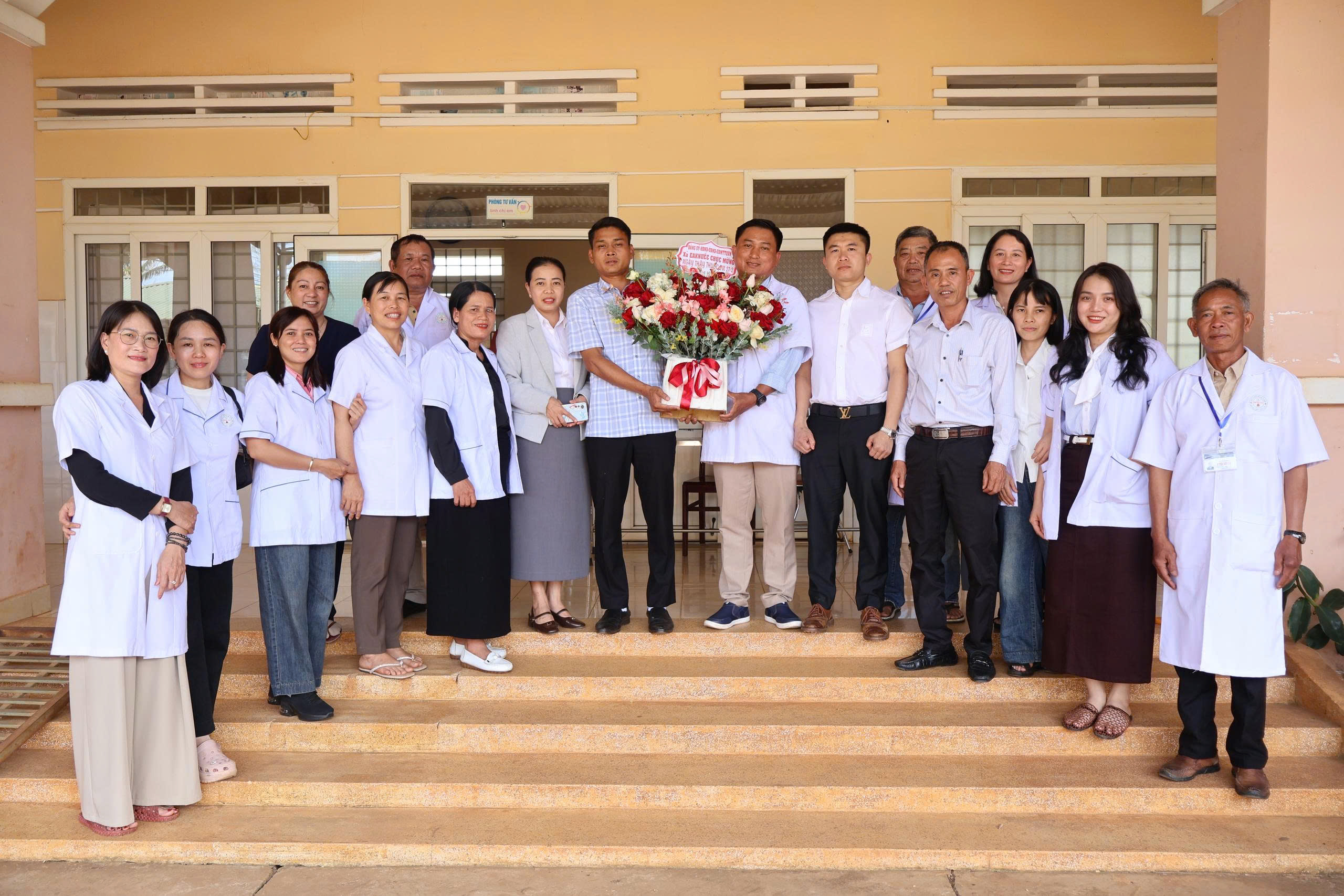 Các đồng chí lãnh đạo xã Ea Knuếc thăm, tặng hoa, chúc mừng đội ngũ y, bác sĩ Trạm Y tế xã nhân kỷ niệm 71 năm Ngày Thầy thuốc Việt Nam (27/2/1955 – 27/2/2026)