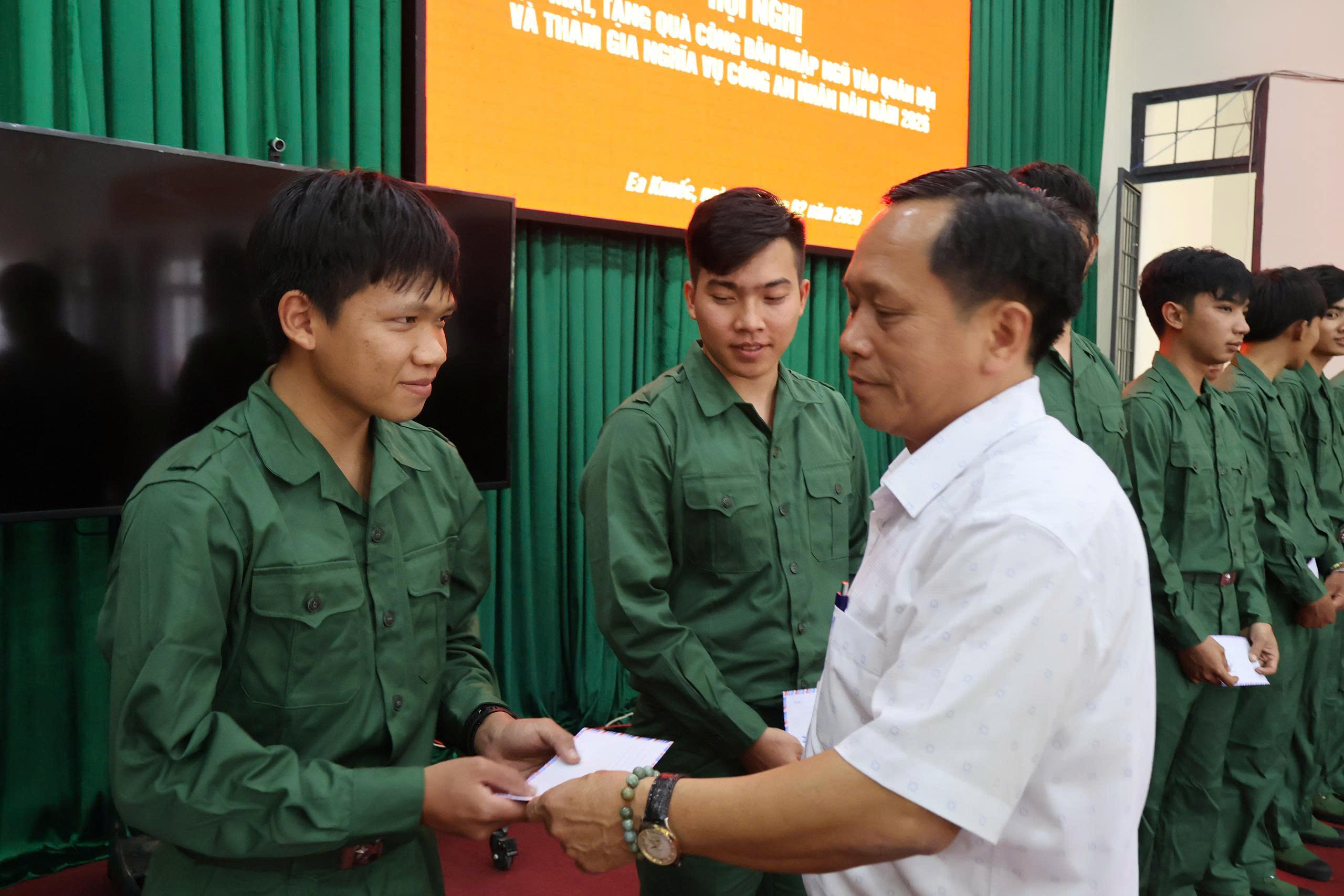 Đảng ủy- UBND –UBMTTQVN xã Ea Knuếc tổ chức gặp mặt, động viên gia đình thanh niên chuẩn bị nhập ngũ năm 2026.