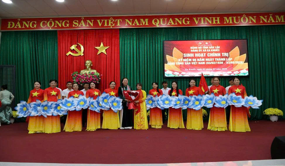 Xã Ea Knuếc sinh hoạt chính trị và trao Huy hiệu Đảng đợt 3/2/2026.