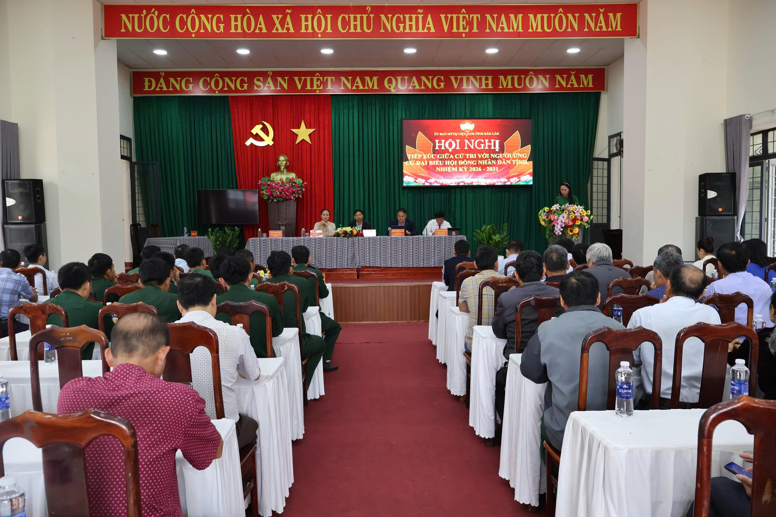 Ứng cử viên đại biểu HĐND tỉnh, đơn vị bầu cử số 18 tiếp xúc cử tri tại xã Ea Knuếc.