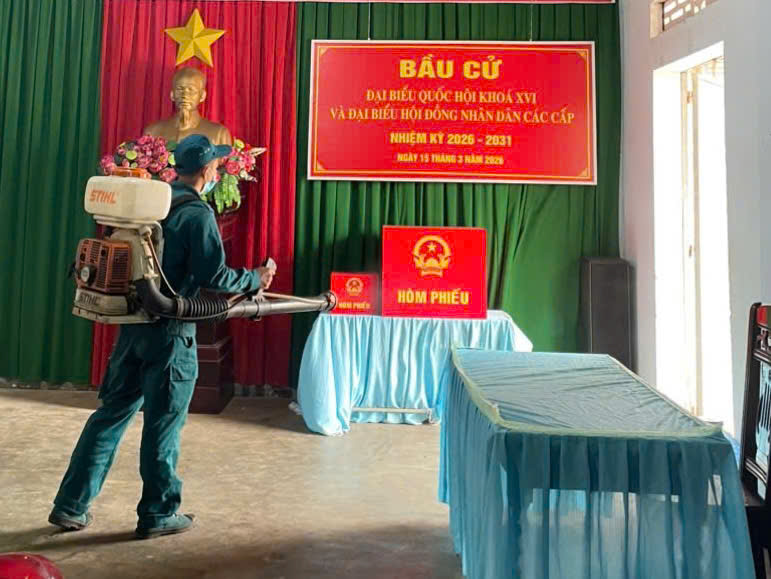 Xã Ea Knuếc PHUN KHỬ KHUẨN TẠI CÁC TỔ BẦU CỬ, BẢO ĐẢM AN TOÀN PHÒNG DỊCH CHO NGÀY BẦU CỬ.