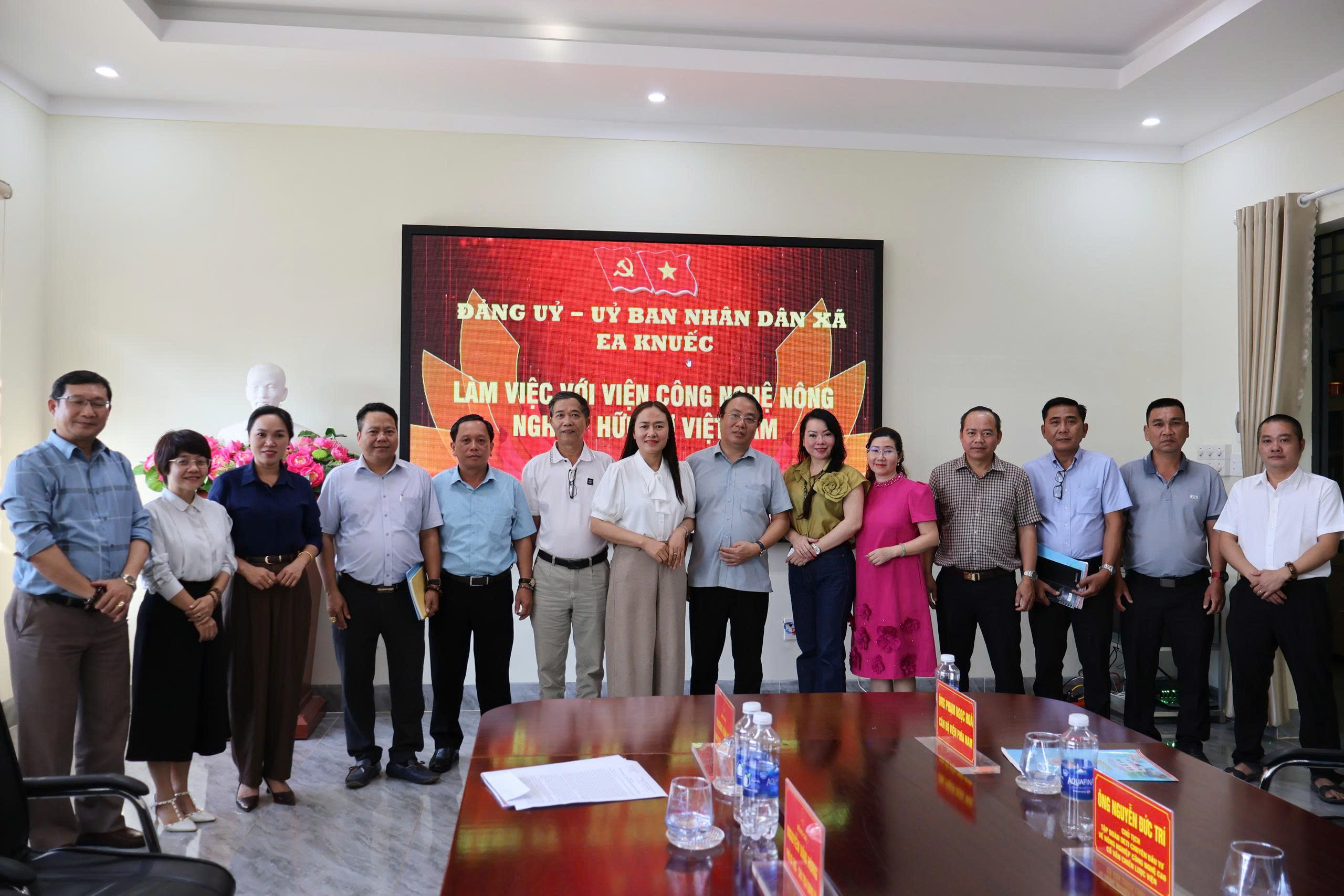 Đảng ủy – Uỷ ban nhân dân xã Ea Knuếc làm việc với Viện công nghệ nông nghiệp hữu cơ Việt Nam.
