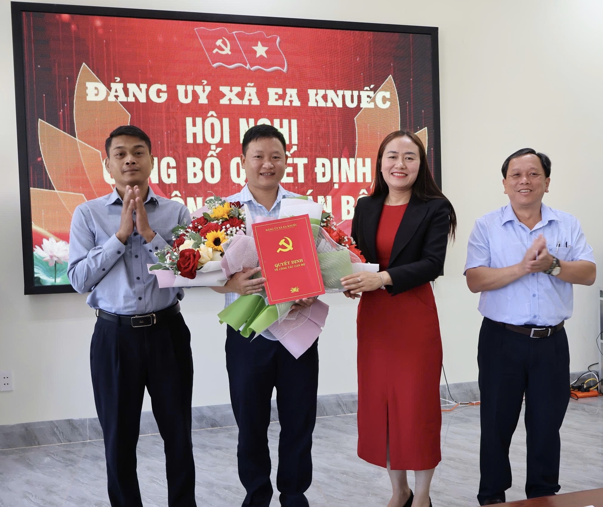 Đảng ủy xã Ea Knuếc công bố quyết định về công tác cán bộ.