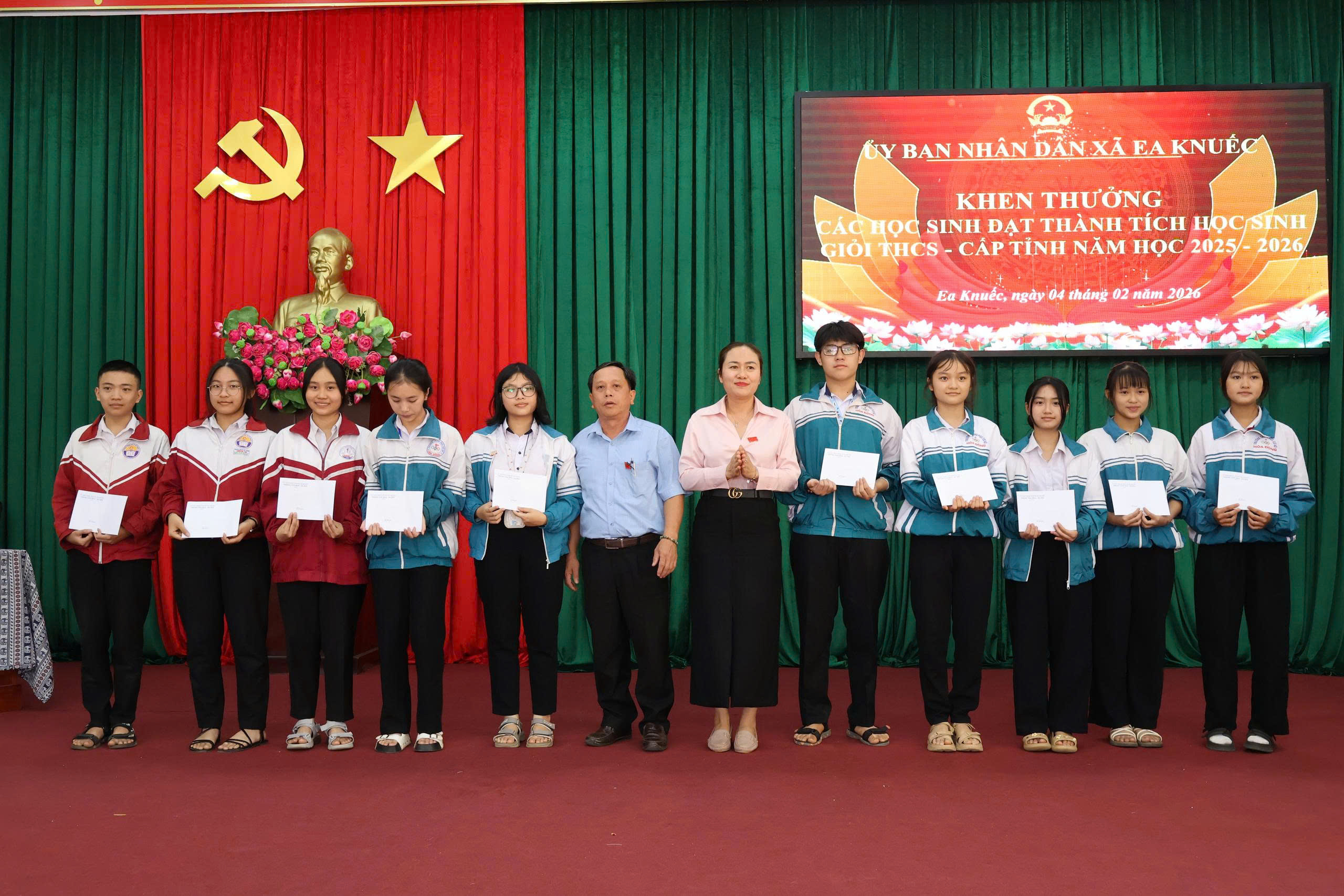 Lãnh đạo xã Ea Knuếc chúc mừng và khen thưởng đội tuyển học sinh giỏi các trường THCS trên địa bàn vừa đạt thành tích xuất sắc trong kỳ thi học sinh giỏi cấp tỉnh năm học 2025 – 2026.
