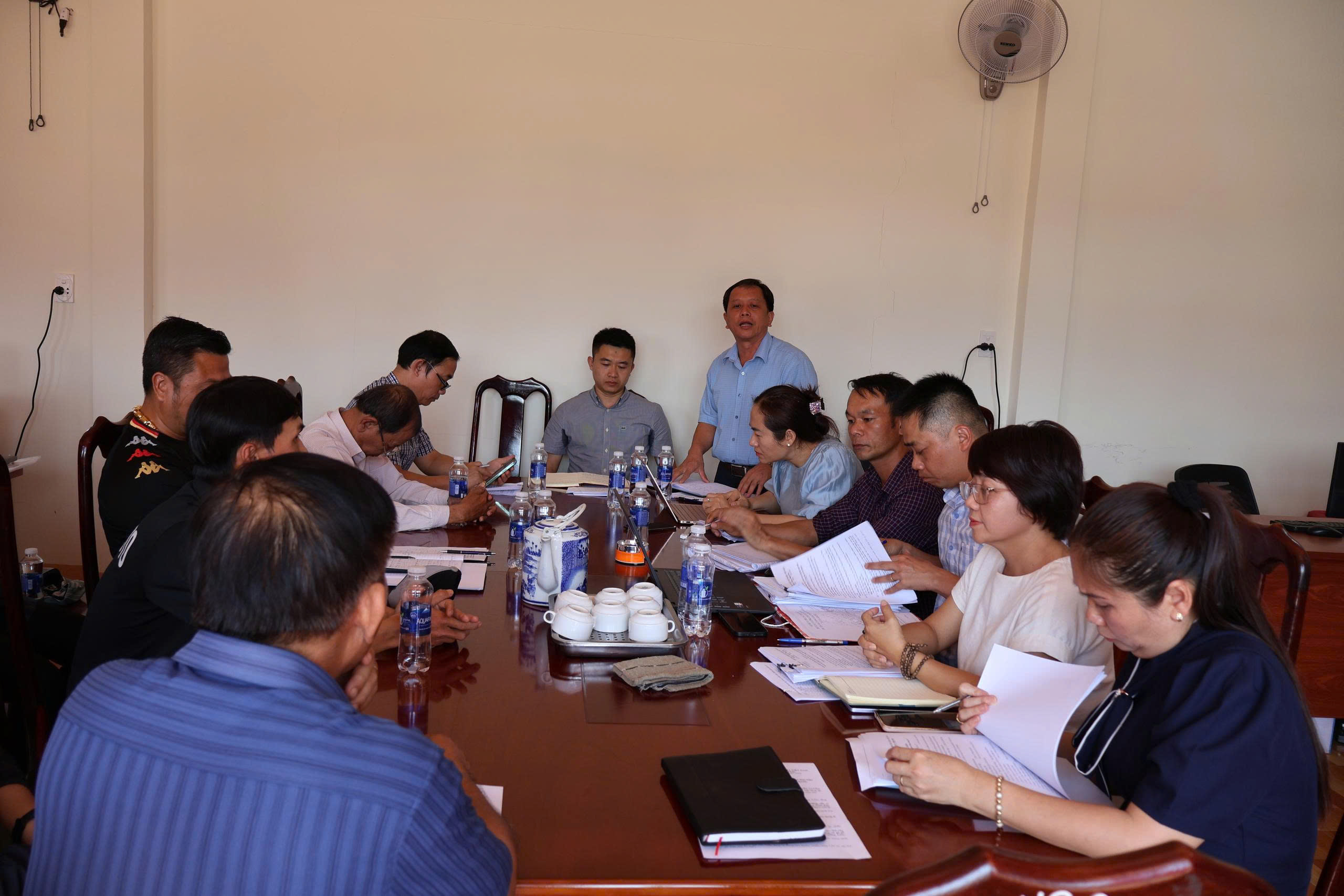 UBND xã Ea Knuếc  Tổ chức tuyên truyền vận động các hộ dân thực hiện bàn giao mặt bằng tại Dự án Khu dân cư Trung tâm xã Ea Knuếc.