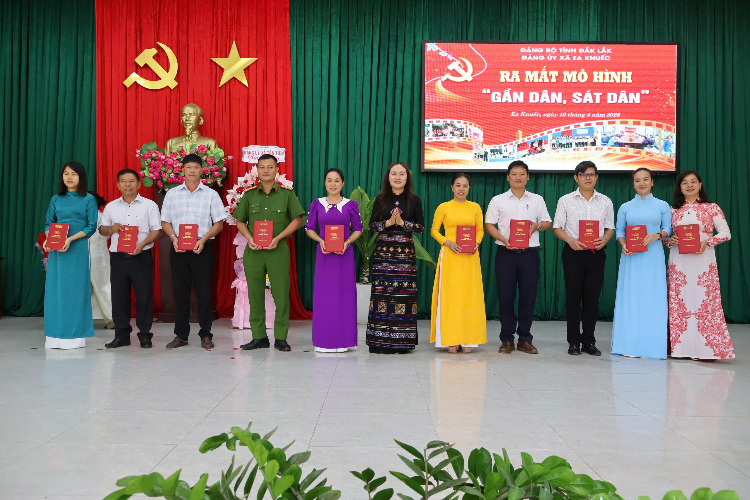 Đảng uỷ xã Ea Knuếc ra mắt mô hình” tổ chức Hội nghị nâng cao chất lượng sinh hoạt chi bộ.