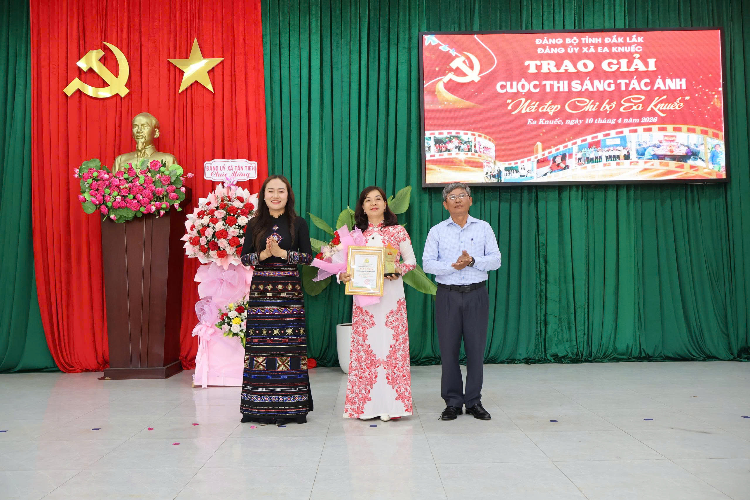 ĐẢNG ỦY XÃ TỔ CHỨC TRAO GIẢI CUỘC THI SÁNG TÁC ẢNH “NÉT ĐẸP CHI BỘ XÃ EA KNUẾC”.