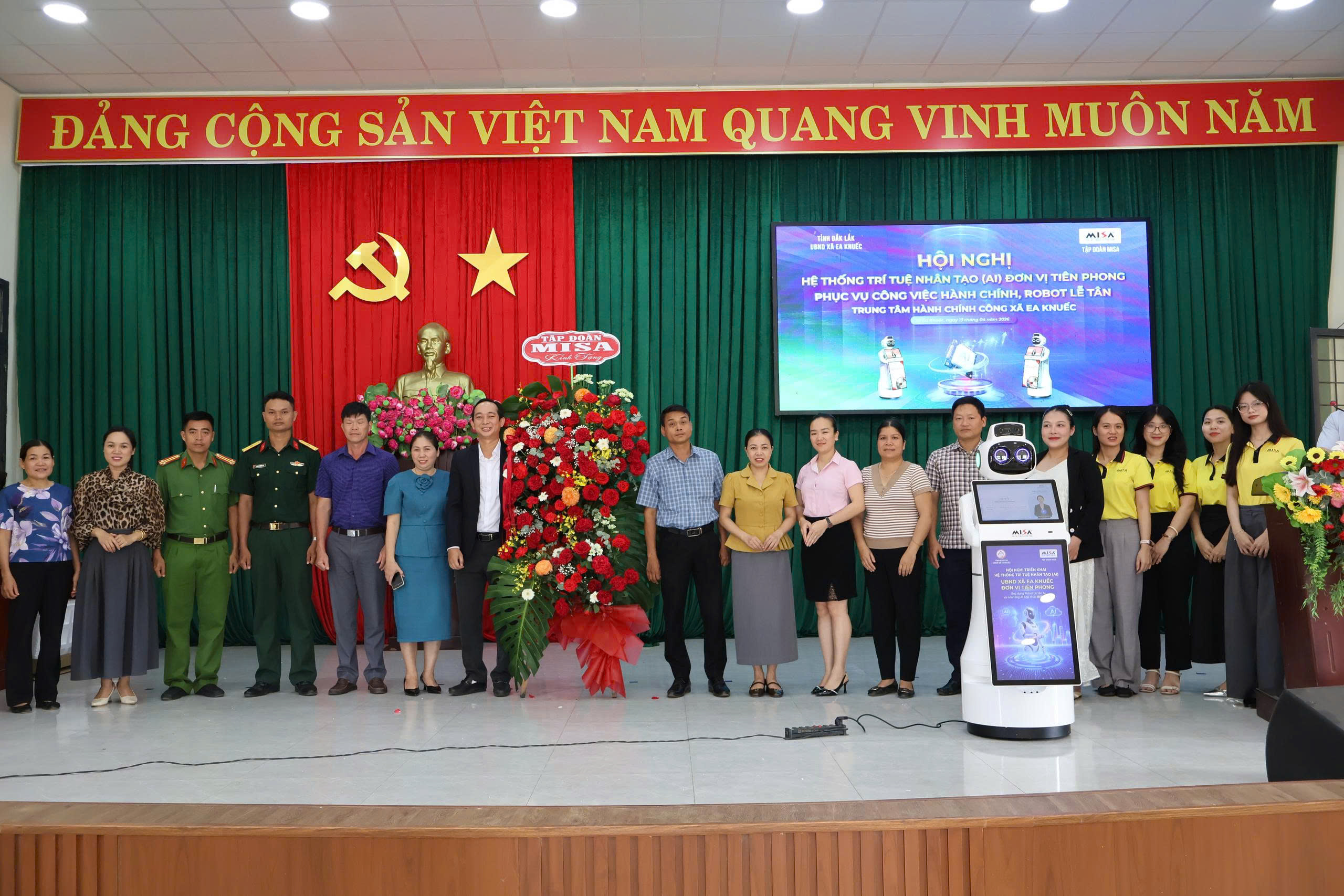 Ra mắt hệ thống trí tuệ nhân tạo (AI) và Ro bot lễ tân phục vụ tại Trung tâm hành chính công Xã Ea Knuếc