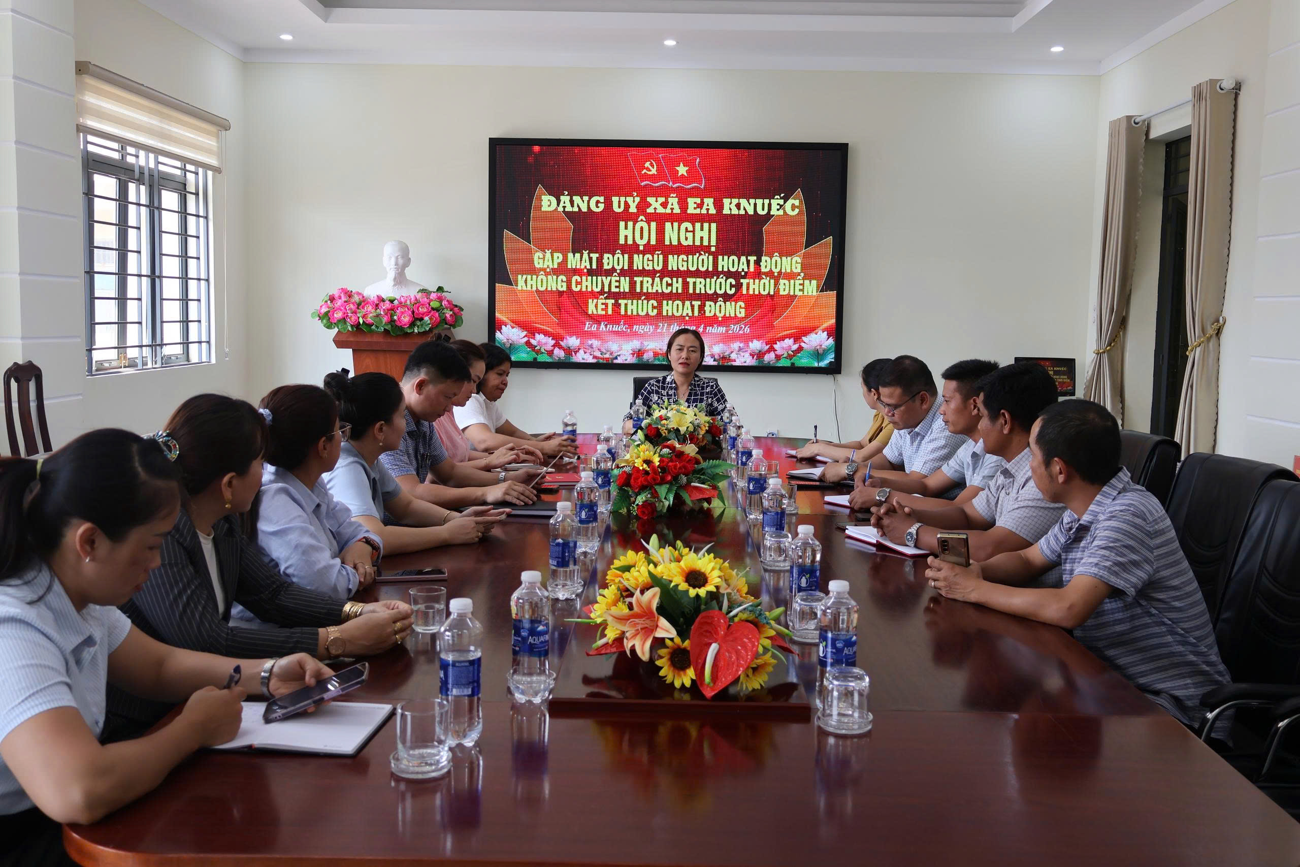 Đảng uỷ xã Ea Knuếc gặp mặt đội ngũ người hoạt động không chuyên trách trước thời điểm kết thúc hoạt động.