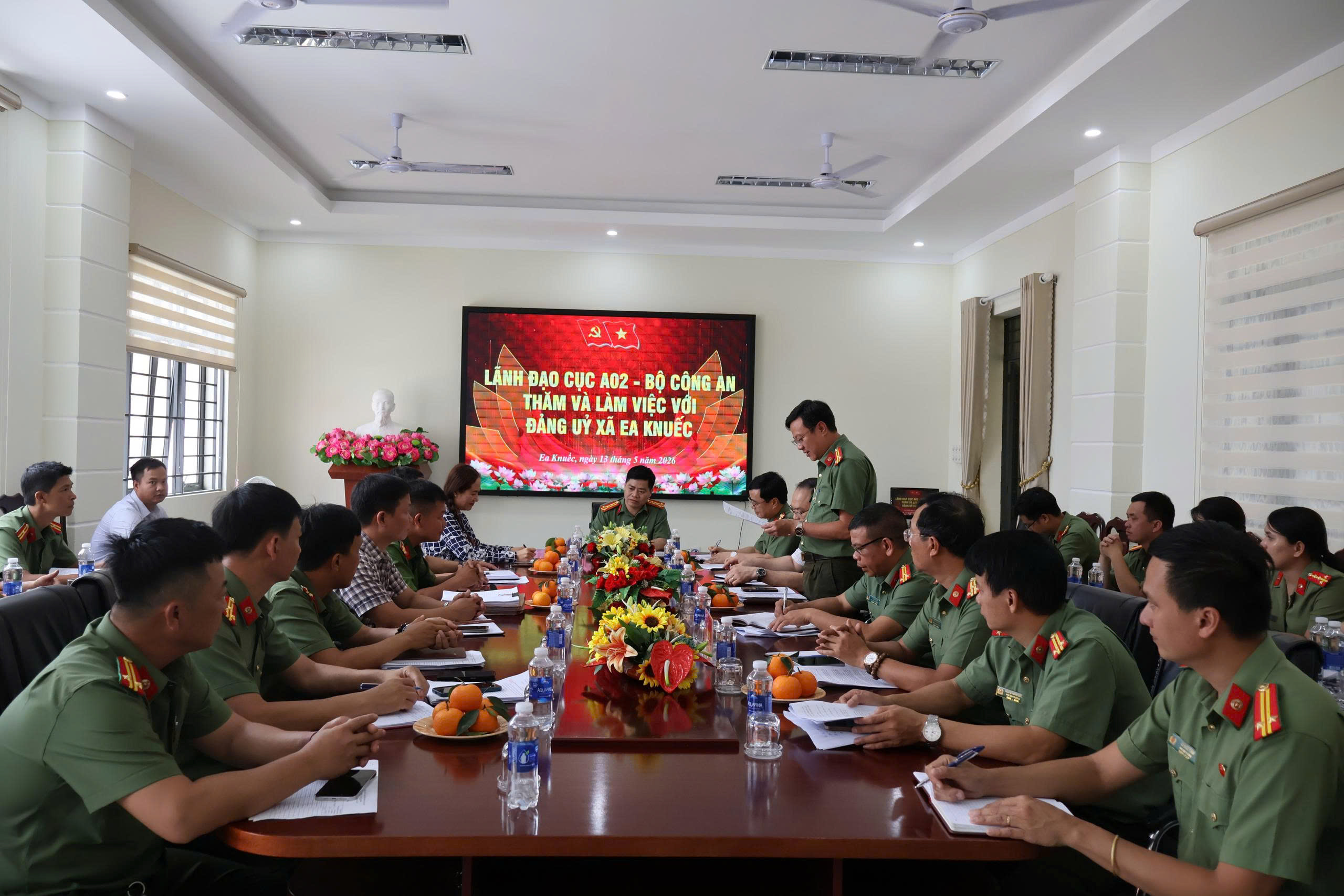 Lãnh đạo Cục A02 – Bộ công an thăm và làm việc với Đảng ủy xã Ea Knuếc.