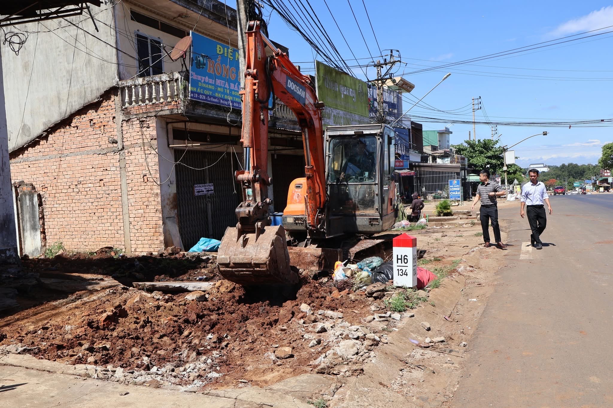 UBND XÃ EA KNUẾC RA QUÂN GIẢI TỎA HÀNH LANG ATGT DỌC QUỐC LỘ 26 ĐOẠN ĐI QUA KHU TRUNG TÂM XÃ.