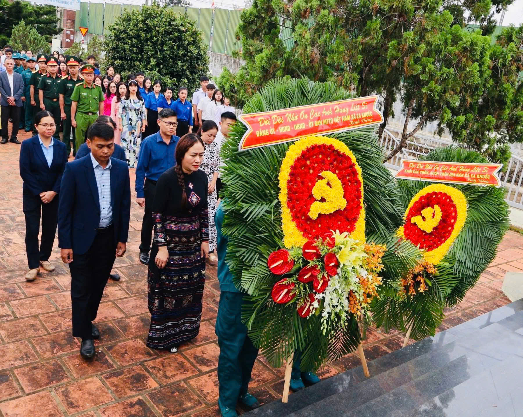 Xã Ea Knuếc dâng hương, viếng đài tưởng niệm các anh hùng liệt sĩ nhân kỷ niệm 79 năm ngày thương binh liệt sĩ