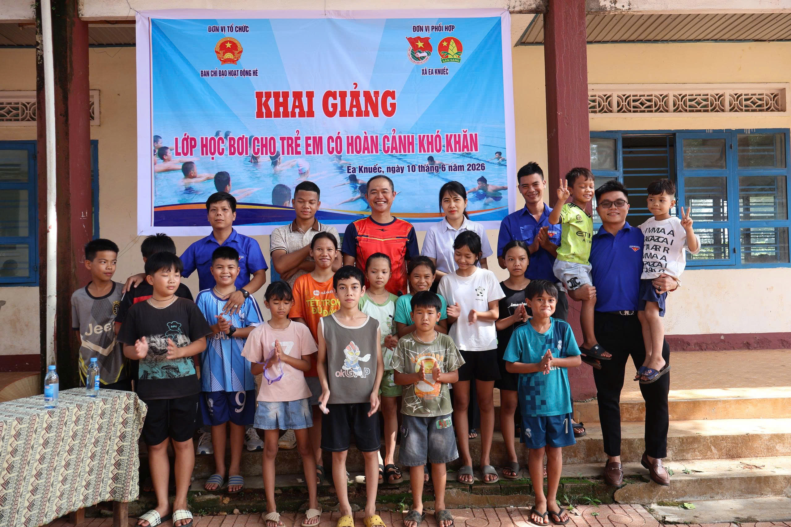 Ban chỉ đạo hoạt động hè của xã Ea Knuếc khai giảng lớp học bơi miễn phí cho trẻ em có hoàn cảnh khó khăn hè 2026