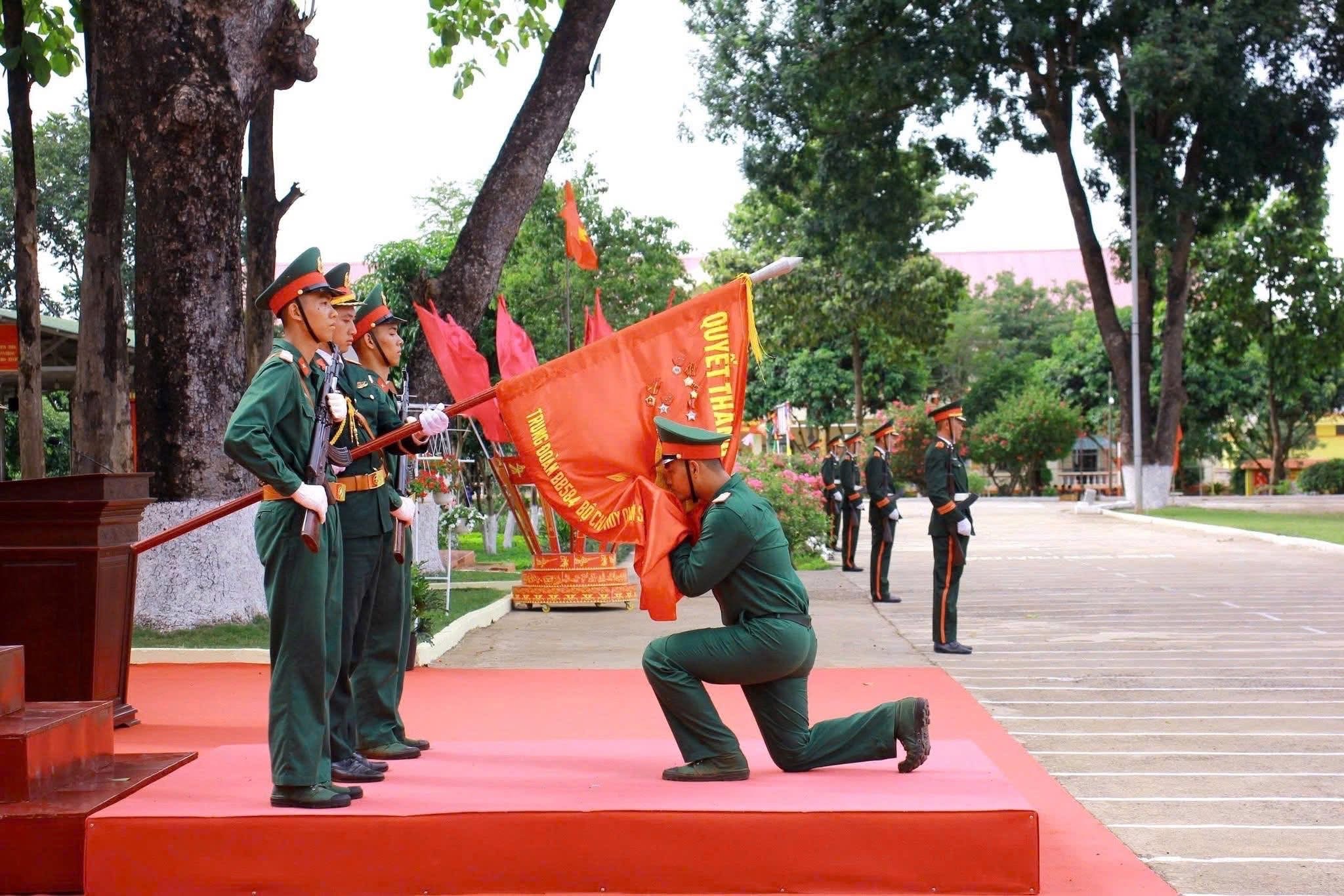 Đoàn công tác lãnh đạo xã Ea Knuếc đã đến dự Lễ tuyên thệ chiến sĩ mới năm 2026