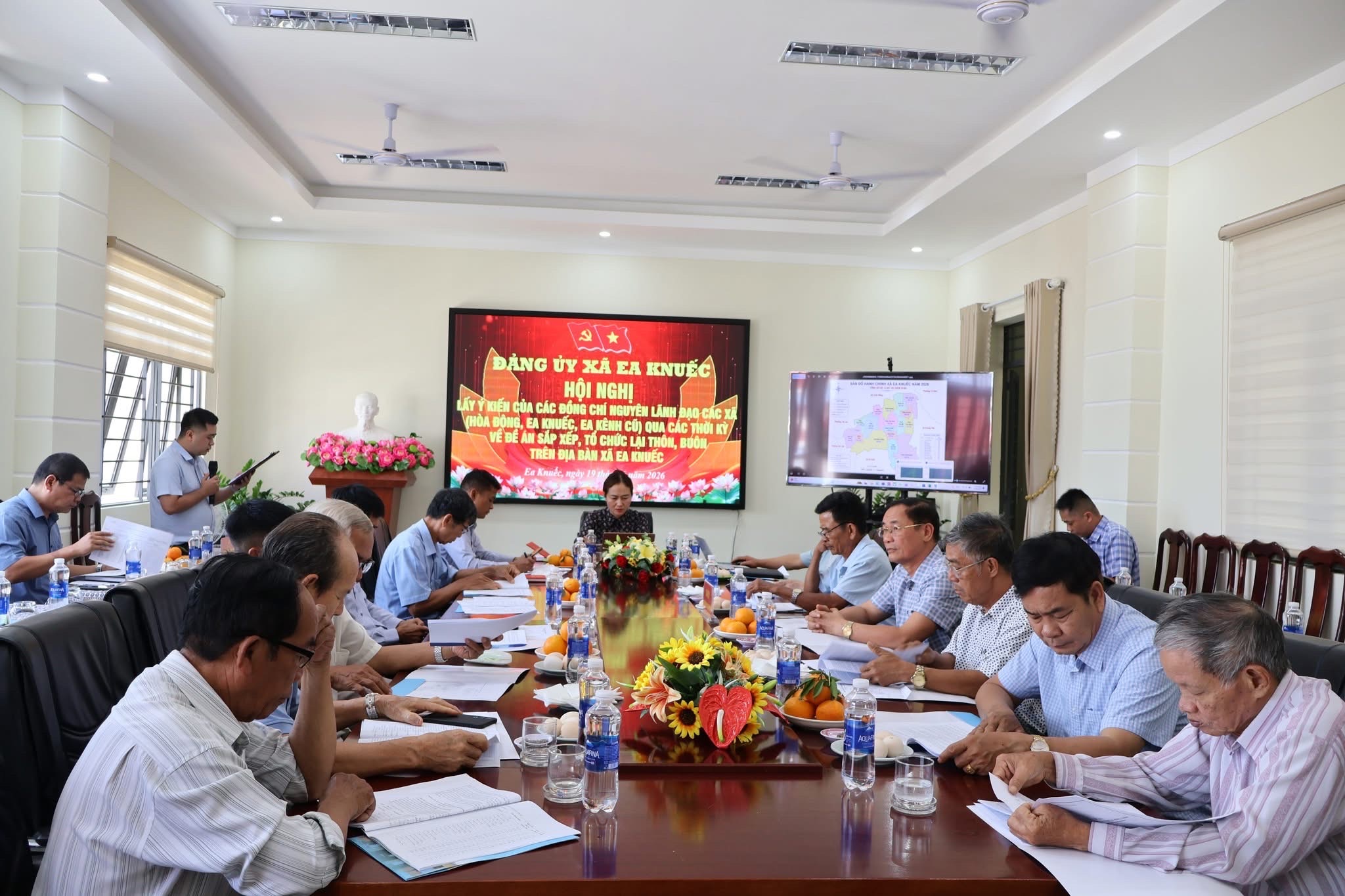 Đảng ủy xã Ea Knuếc Tổ chức Hội nghị lấy ý kiến của các đồng chí nguyên lãnh đạo các xã Hòa Đông, Ea Knuếc và Ea Kênh ( cũ) qua các thời kỳ về Đề án sắp xếp, tổ chức lại thôn, buôn trên địa bàn xã Ea Knuếc.