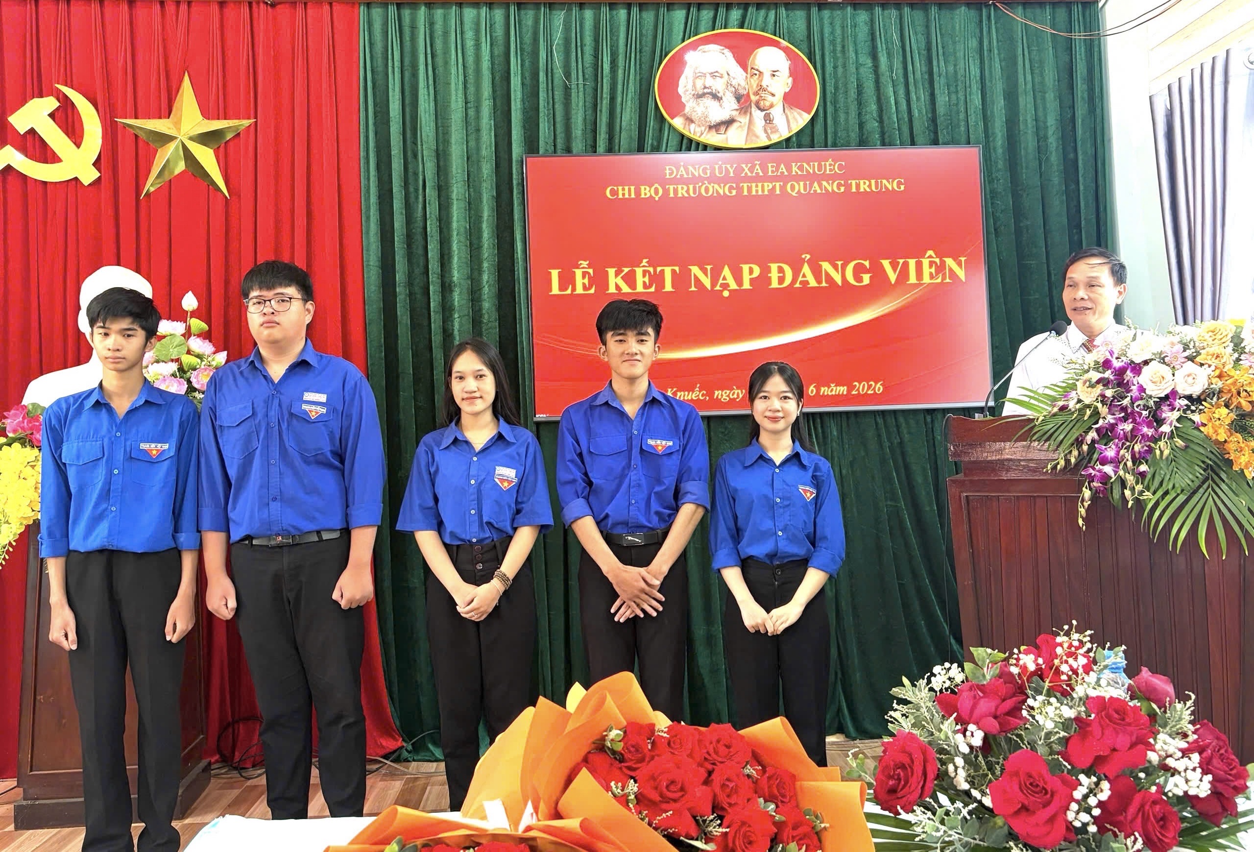 Trường THPT Quang Trung Tổ chức Lễ kết đảng viên cho 5 học sinh ưu tú.