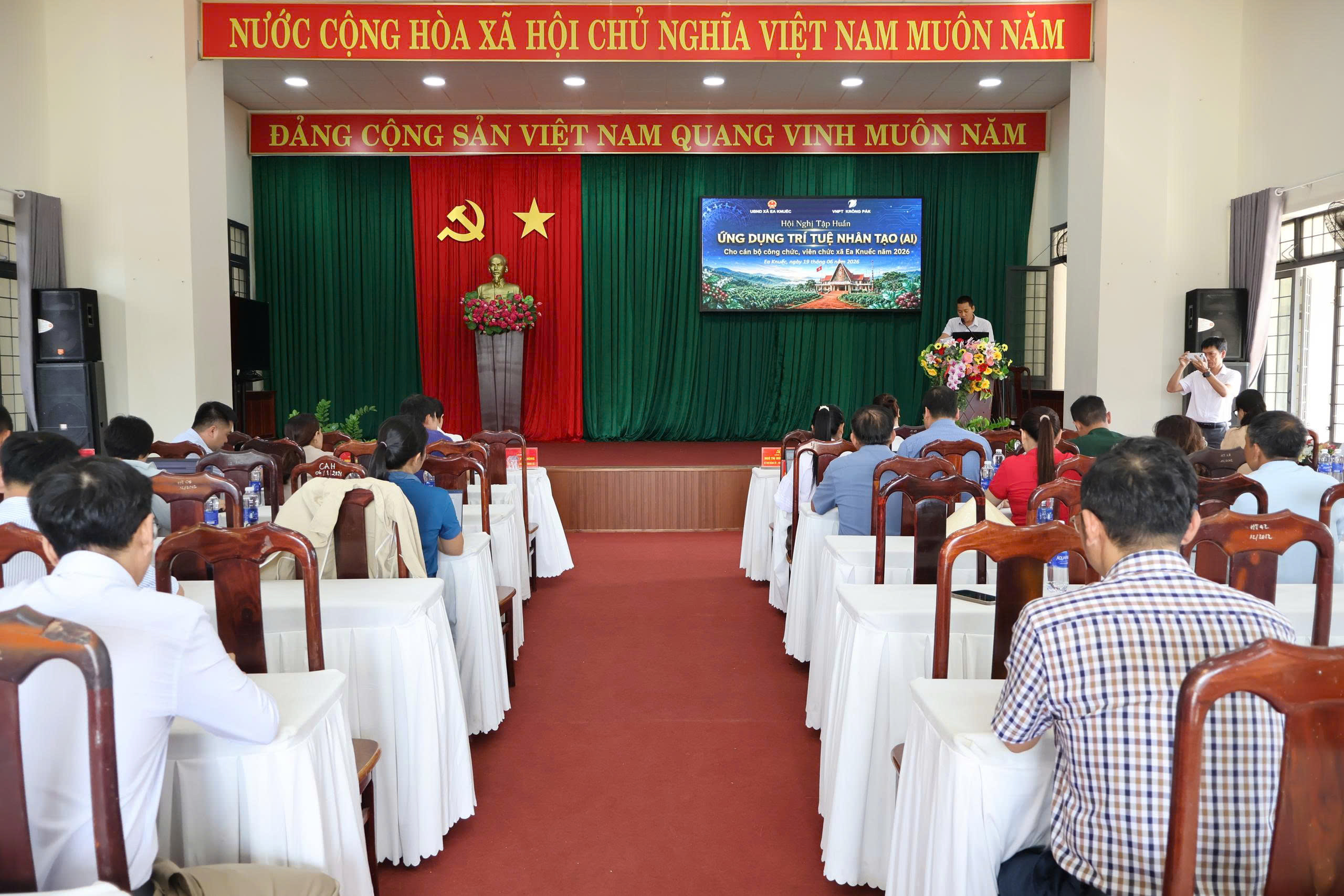 Xã Ea Knuếc Tổ chức tập huấn ứng dụng trí tuệ nhận tạo AI cho đội ngũ cán bộ, công chức, viên chức xã.
