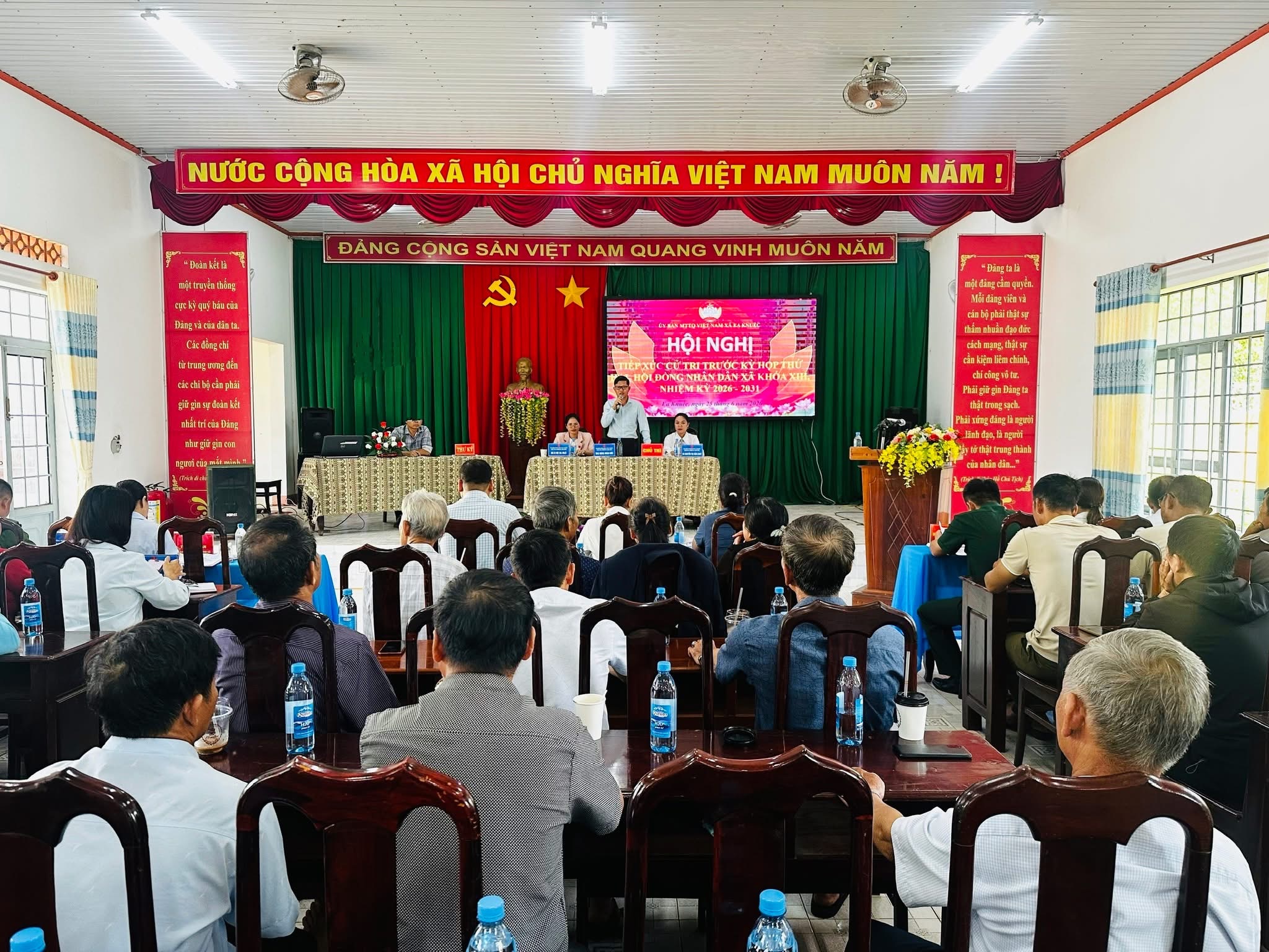 Đại biểu HĐND xã Ea Knuếc tiếp xúc cử tri trước và sau Kỳ họp thứ Hai.