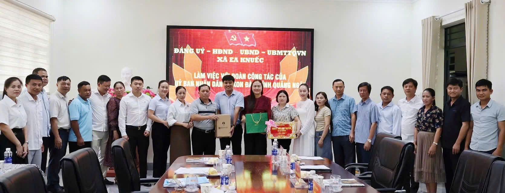 ĐOÀN CÔNG TÁC XÃ KON ĐÀO, TỈNH QUẢNG NGÃI ĐẾN THĂM, LÀM VIỆC TẠI XÃ EA KNUẾC