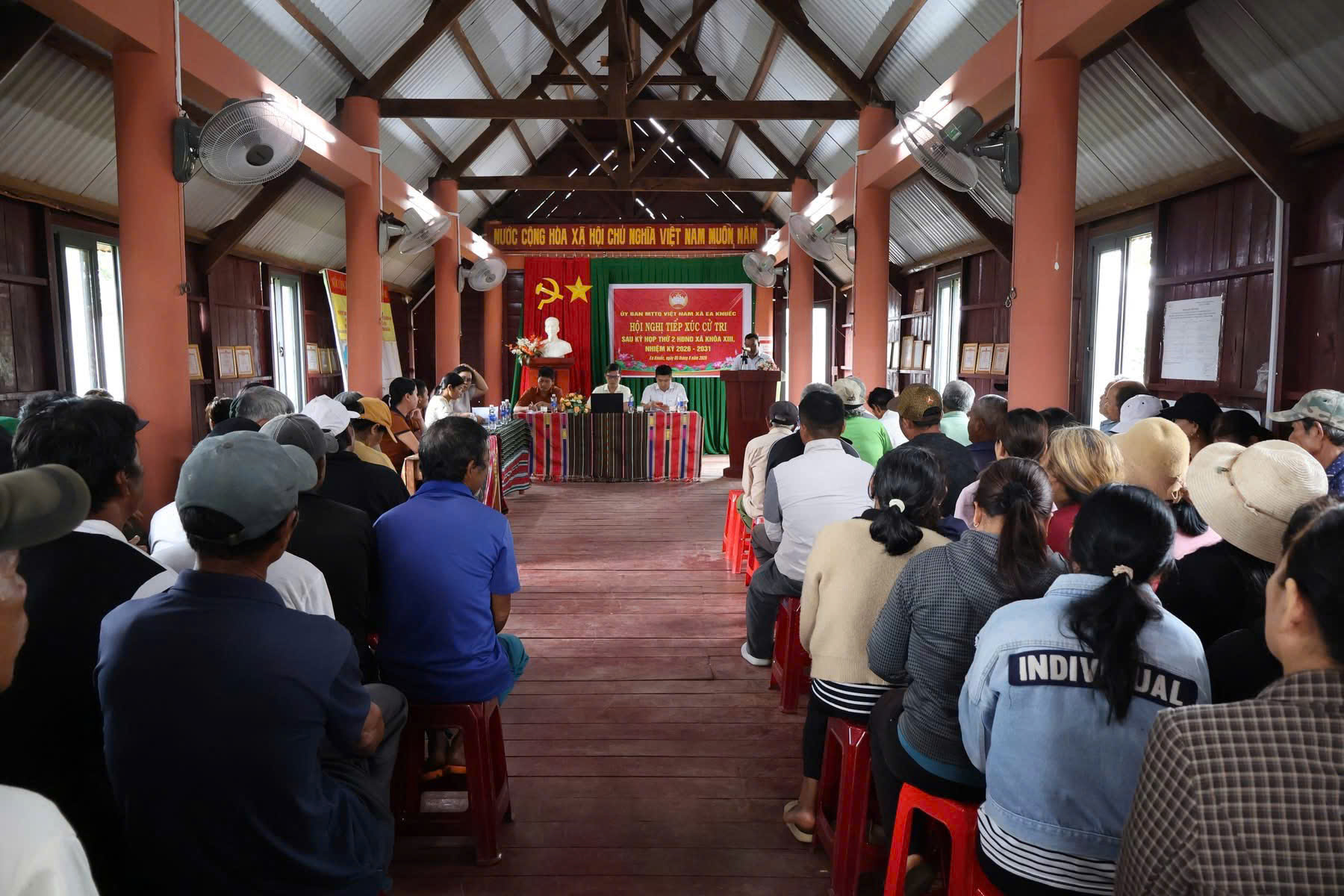 Đại biểu HĐND Xã Ea Knuếc, khoá XIII, tiếp xúc cử tri sau kỳ họp thứ hai.