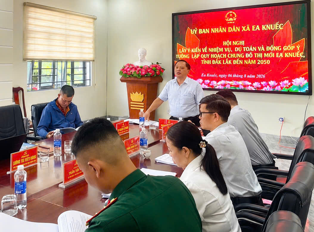 UBND xã Ea Knuếc tổ chức hội nghị lấy ý kiến về nhiệm vụ quy hoạch chung đô thị mới đến năm 2050.