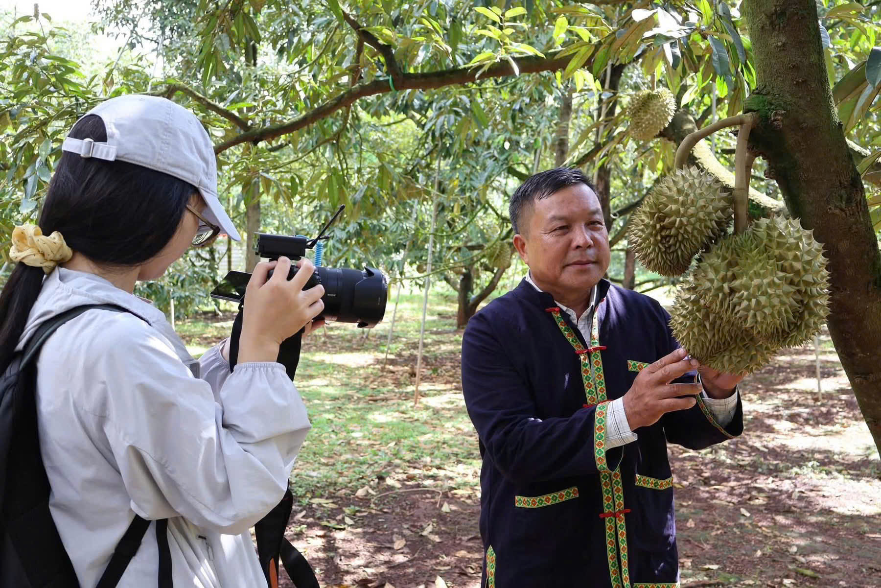 HÃNG THÔNG TẤN AFP( PHÁP)THỰC HIỆN PHÓNG SỰ VỀ NGÀNH HÀNG XUẤT KHẨU SẦU RIÊNG TẠI XÃ EA KNUẾC
