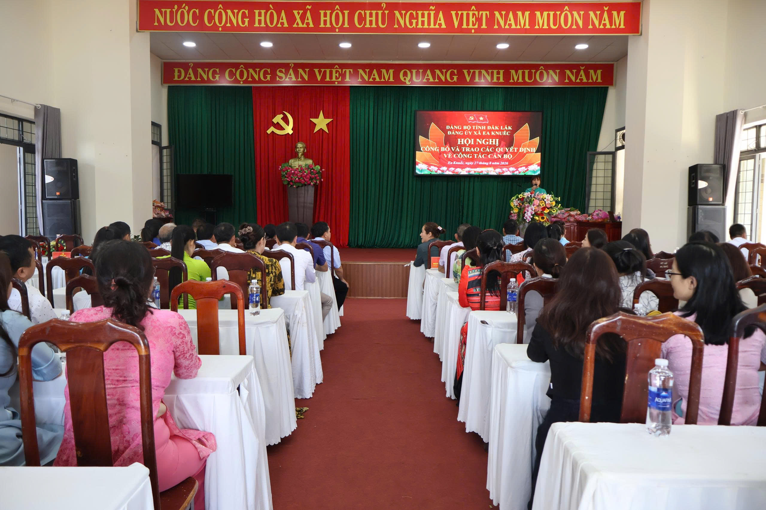 Xã Ea Knuếc Công bố các quyết định về sắp xếp tổ chức bộ máy và công tác cán bộ các trường học.