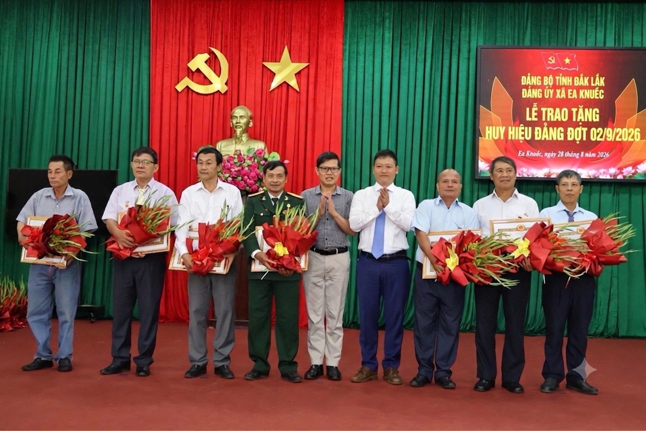 ĐẢNG BỘ XÃ eA Knuếc: KỶ NIỆM 81 NĂM NGÀY QUỐC KHÁNH 02/9 VÀ TRAO TẶNG HUY HIỆU ĐẢNG CHO 81 ĐẢNG VIÊN