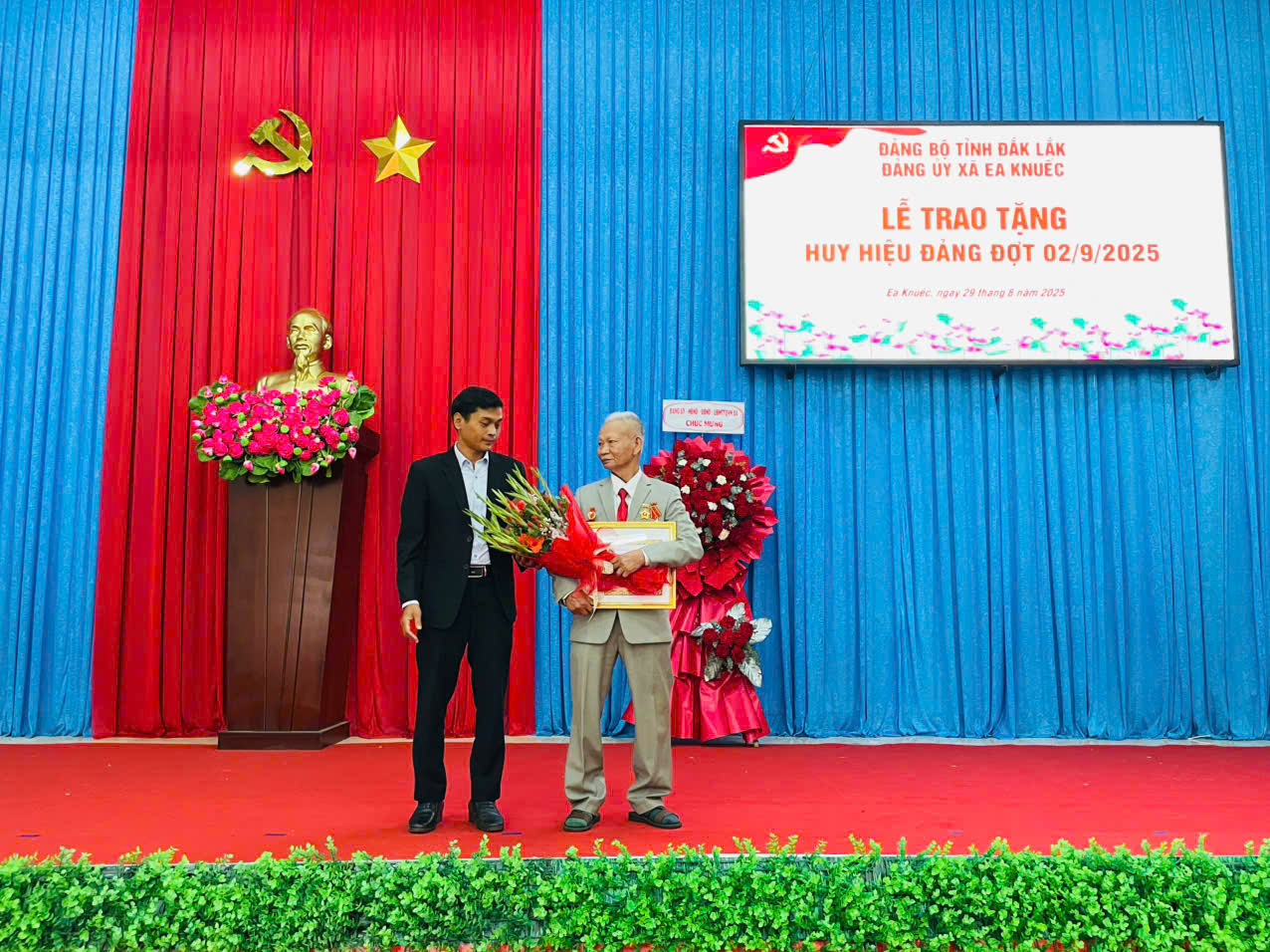 ĐẢNG UỶ XÃ EA KNUẾC TỔ CHỨC KỶ NIỆM 80 NĂM CÁCH MẠNG THÁNG 8 VÀ QUỐC KHÁNH  2-9